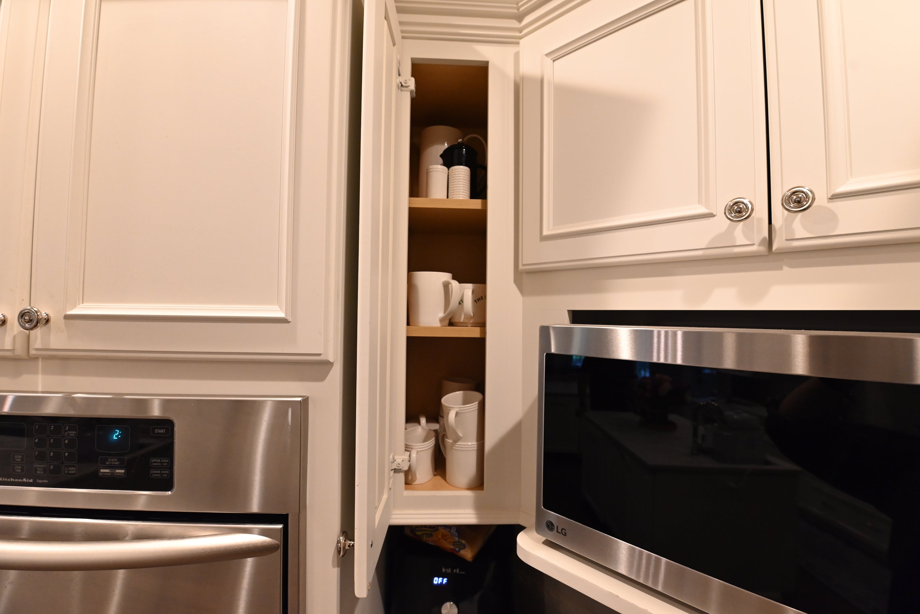 Decora Transitional Snow White Kitchen with Island & Appliances