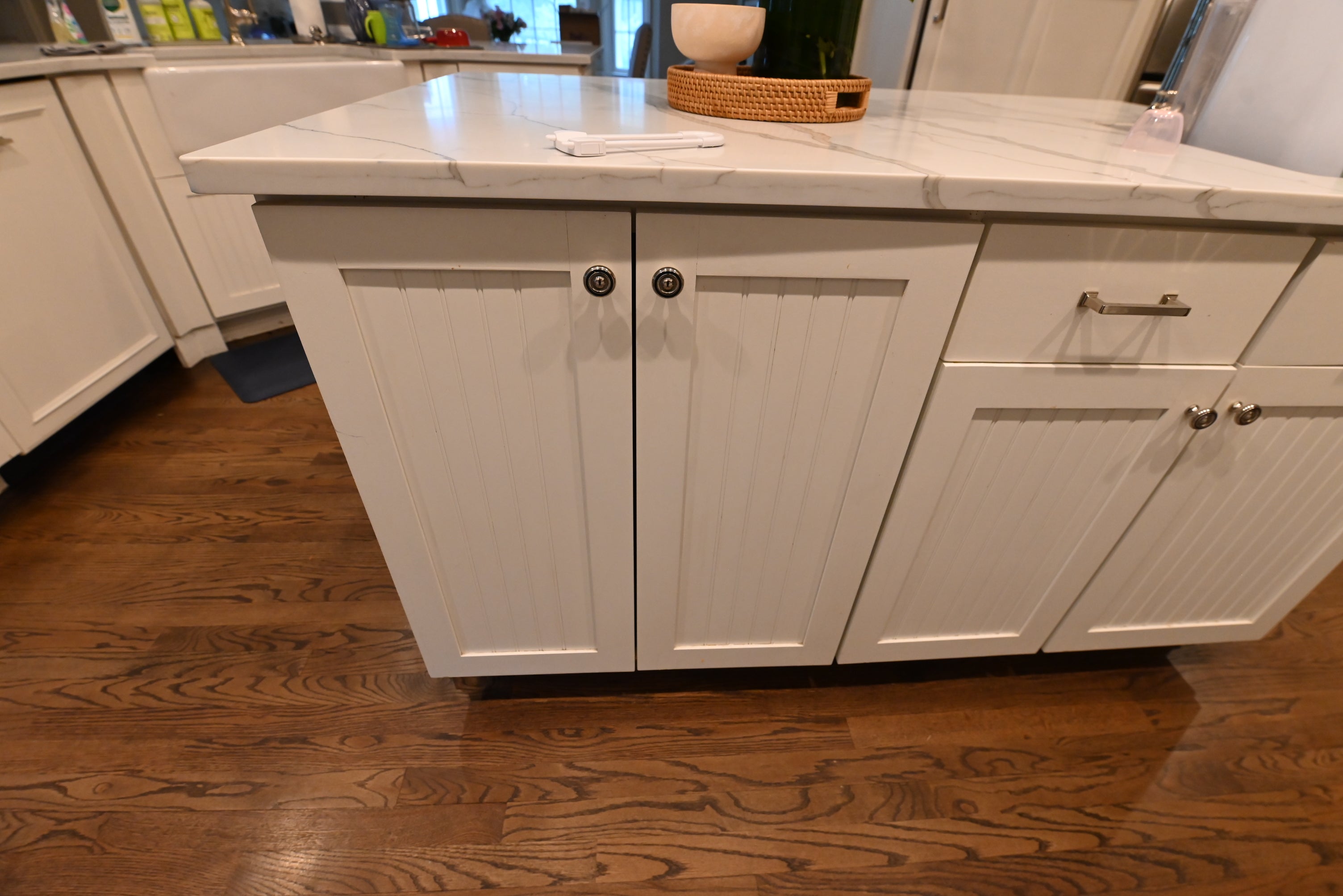Decora Transitional Snow White Kitchen with Island & Appliances