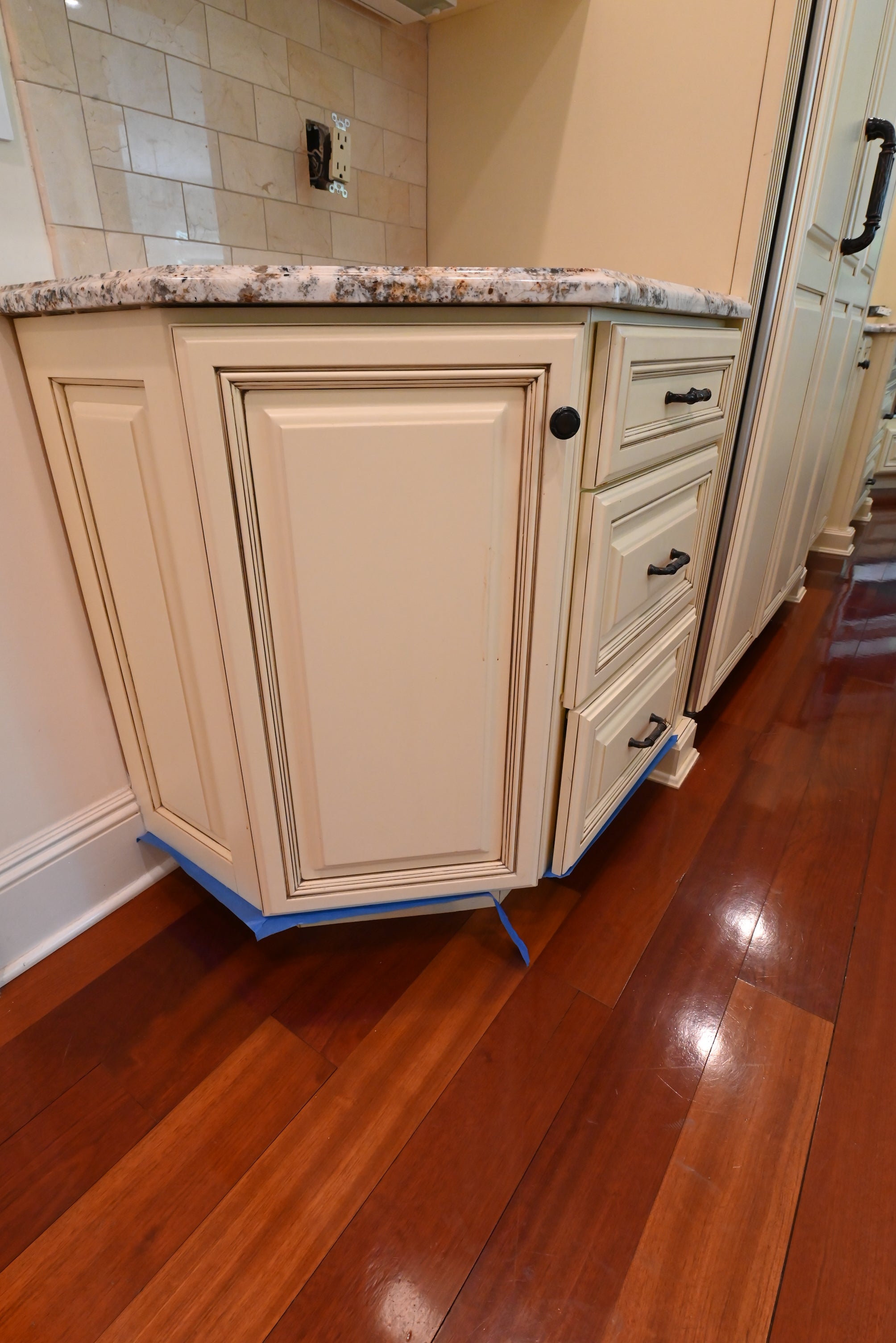 “The Ashbourne” Traditional Muted Cream Kitchen with Island & Desk Area