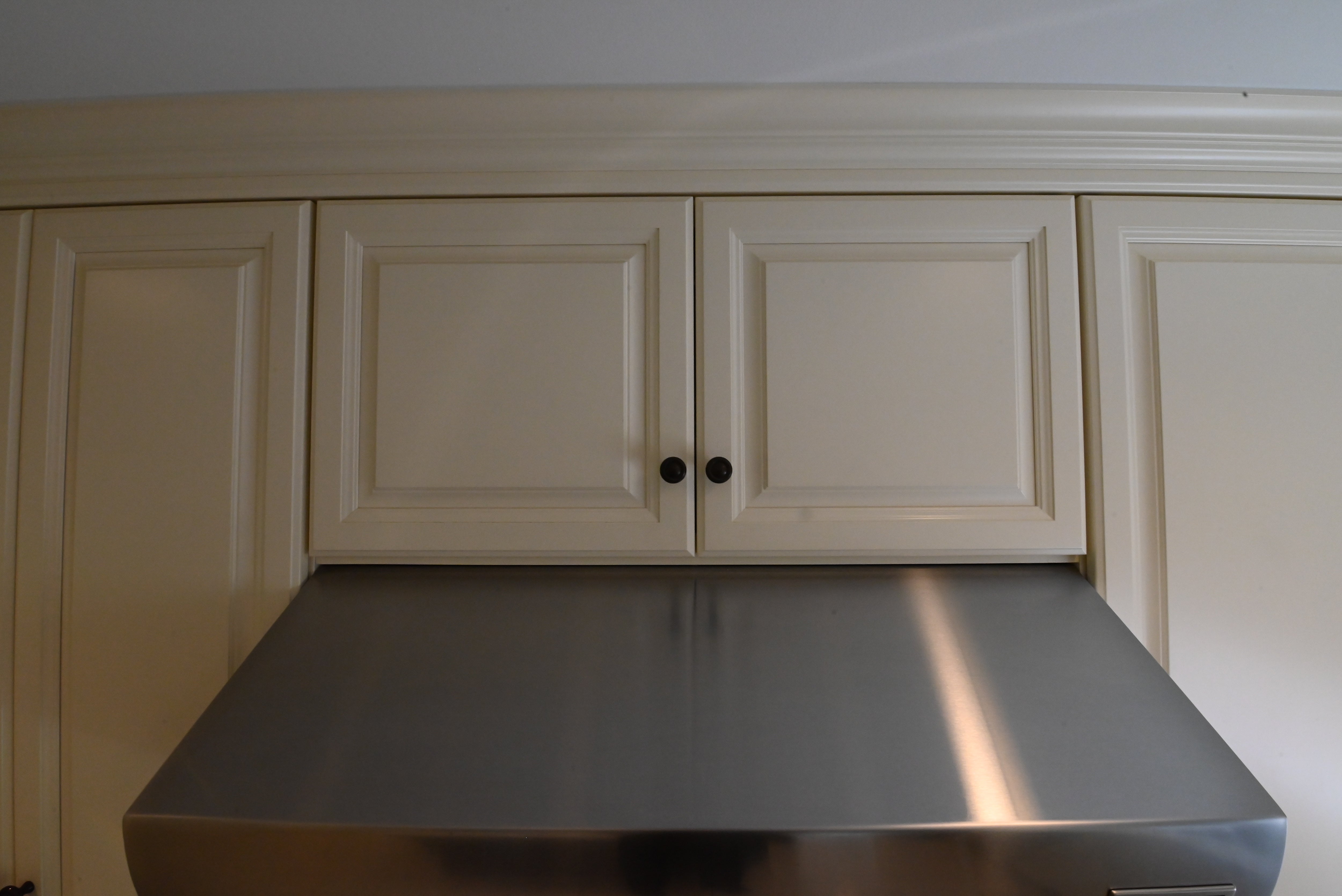 "The Windrush" Traditional Light Cream Kitchen with Island & Appliances