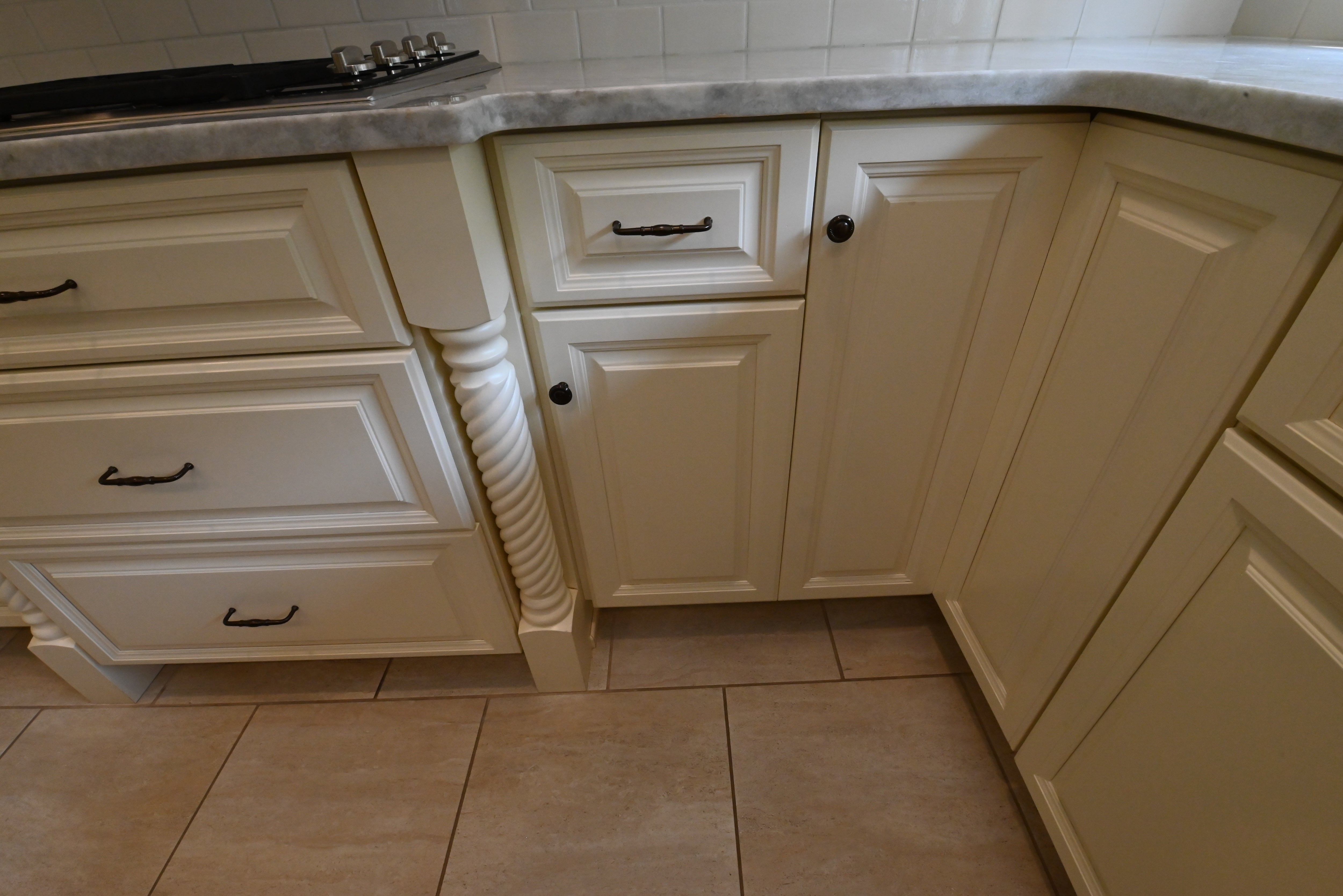"The Windrush" Traditional Light Cream Kitchen with Island & Appliances