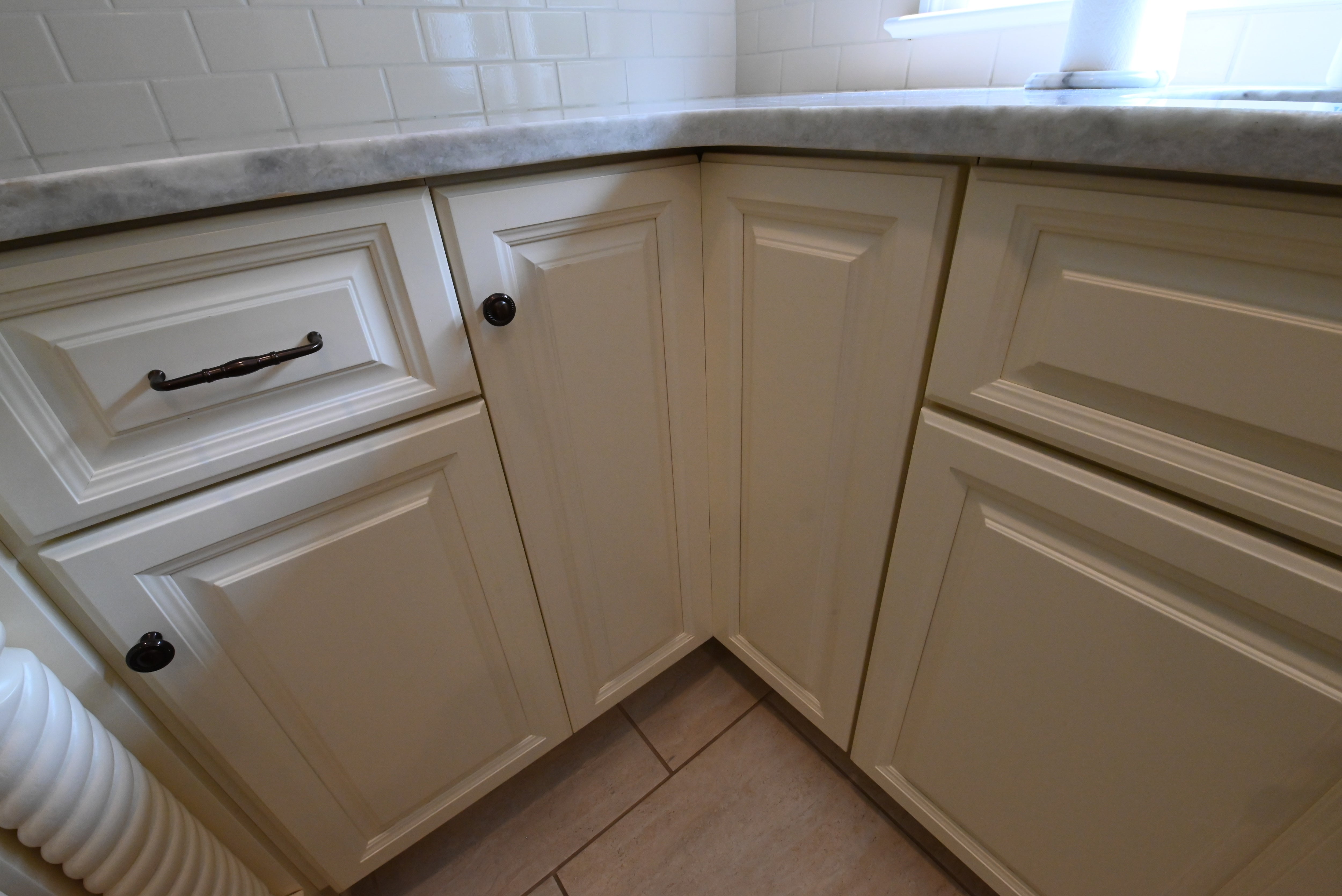 "The Windrush" Traditional Light Cream Kitchen with Island & Appliances