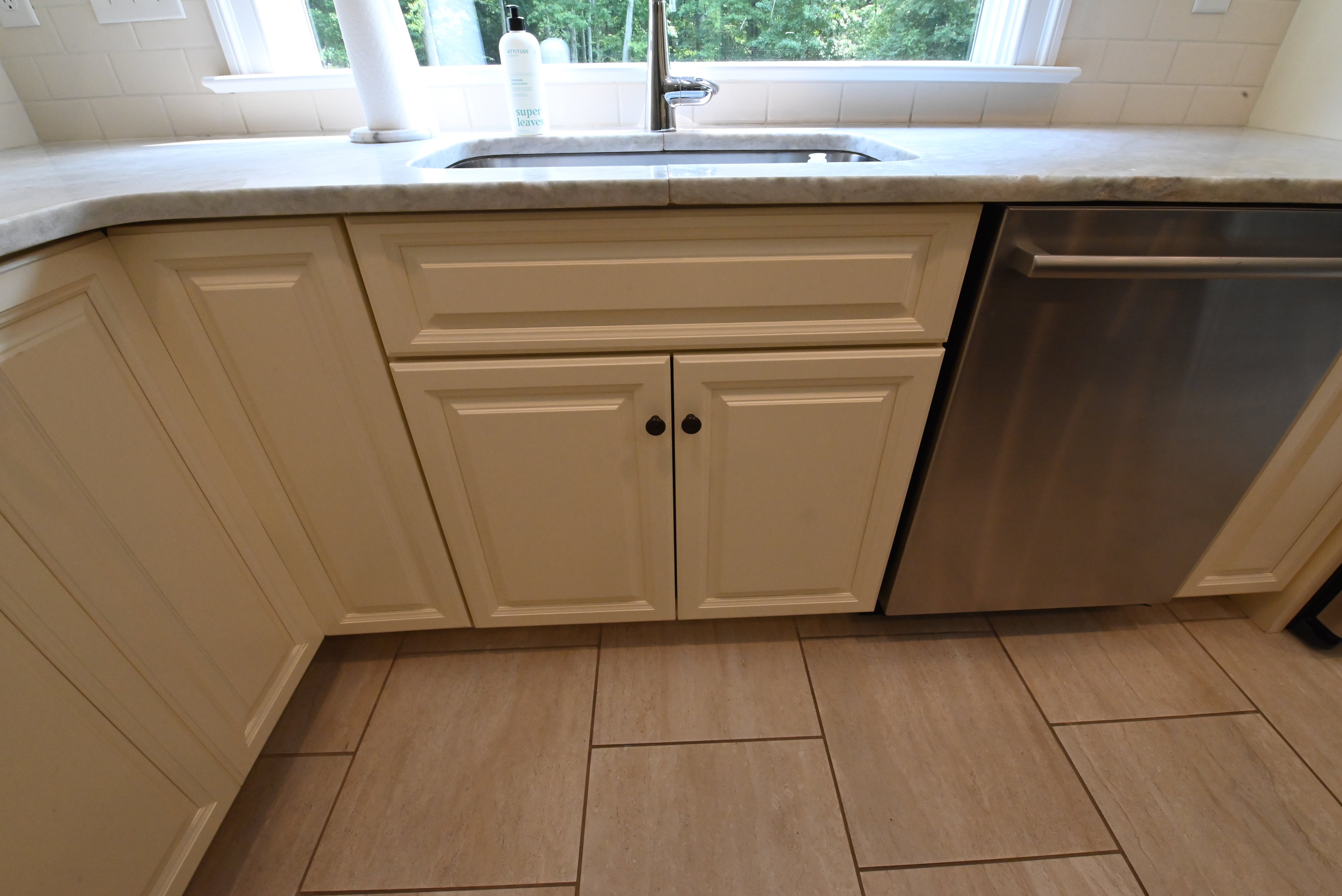 "The Windrush" Traditional Light Cream Kitchen with Island & Appliances