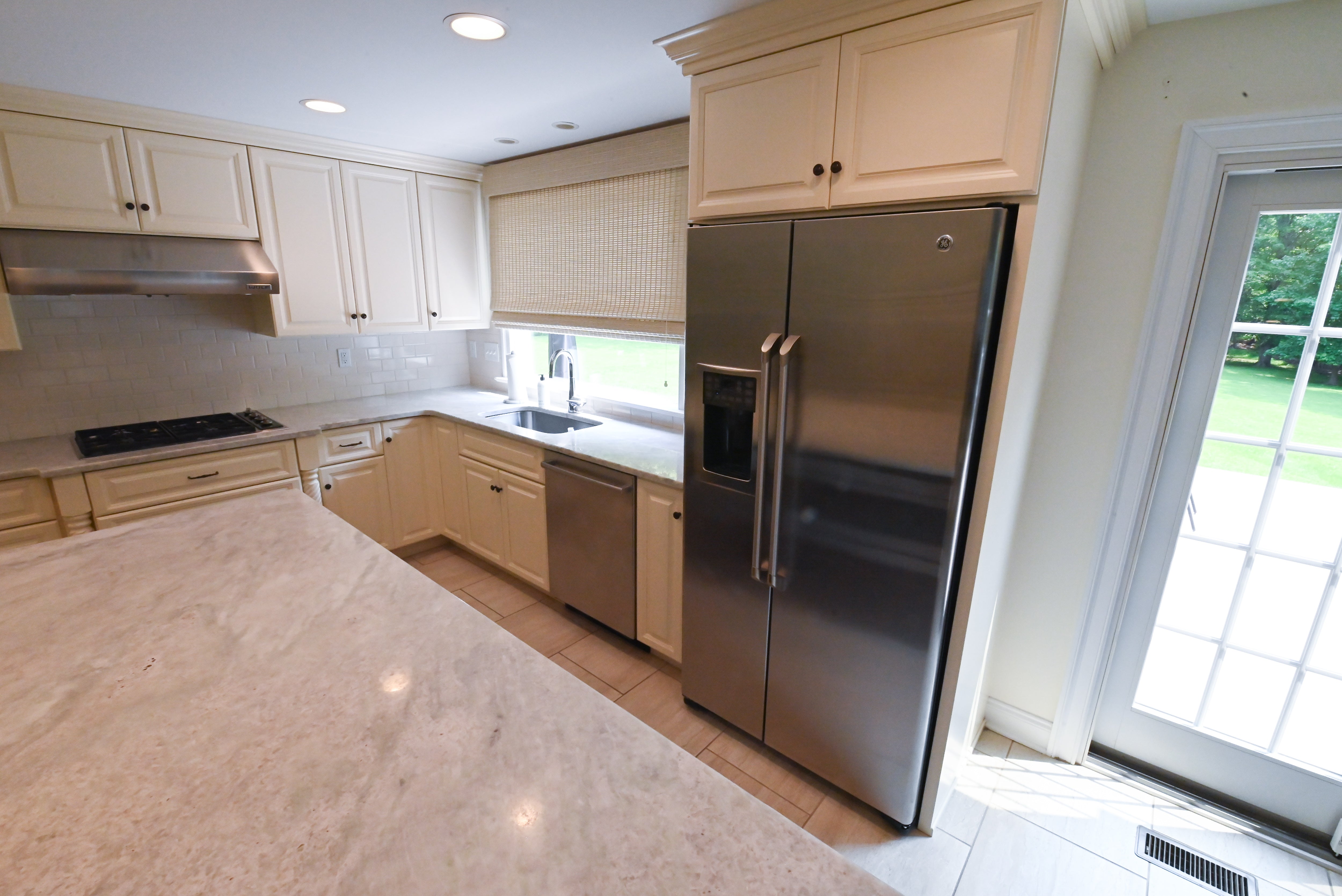"The Windrush" Traditional Light Cream Kitchen with Island & Appliances