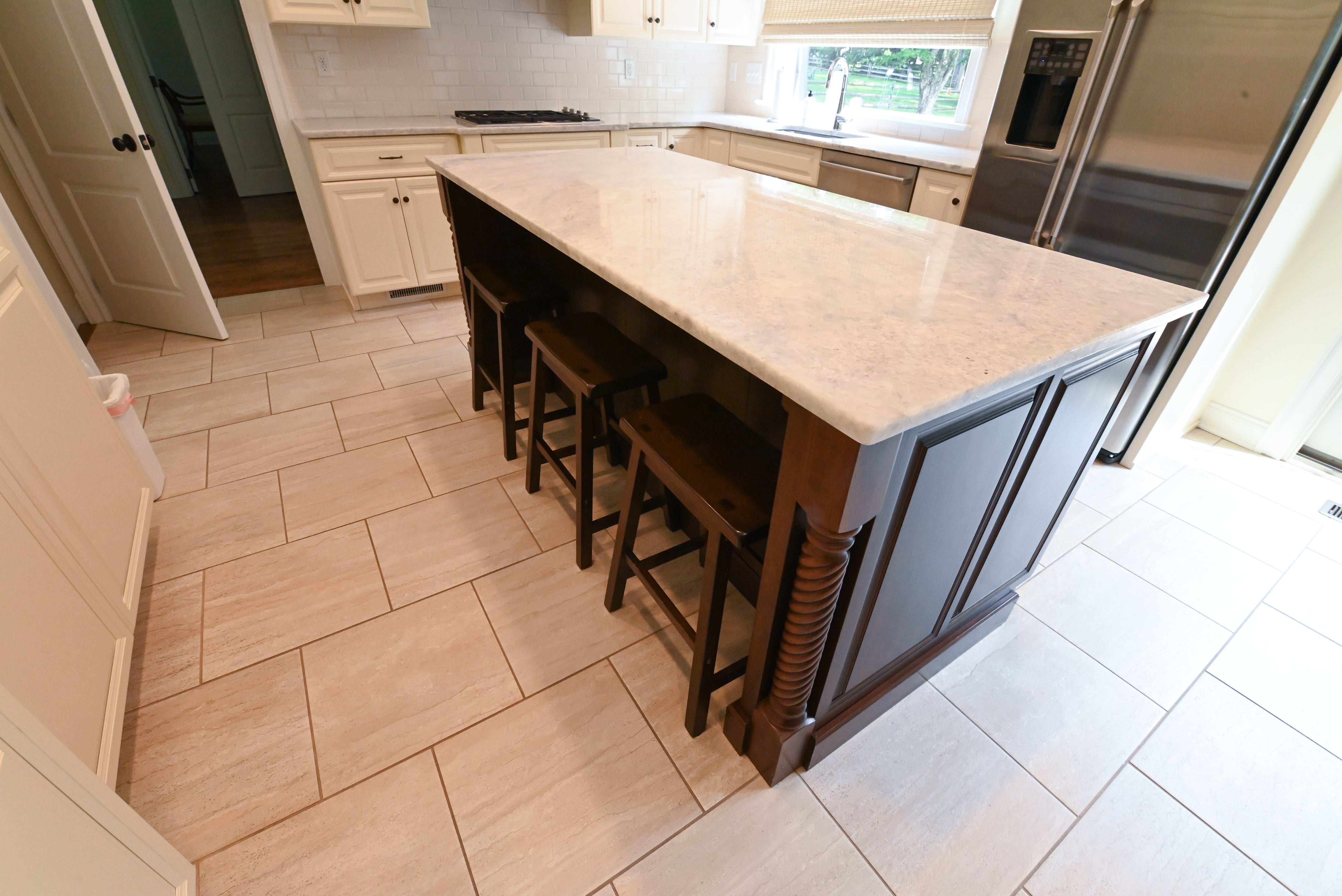 "The Windrush" Traditional Light Cream Kitchen with Island & Appliances