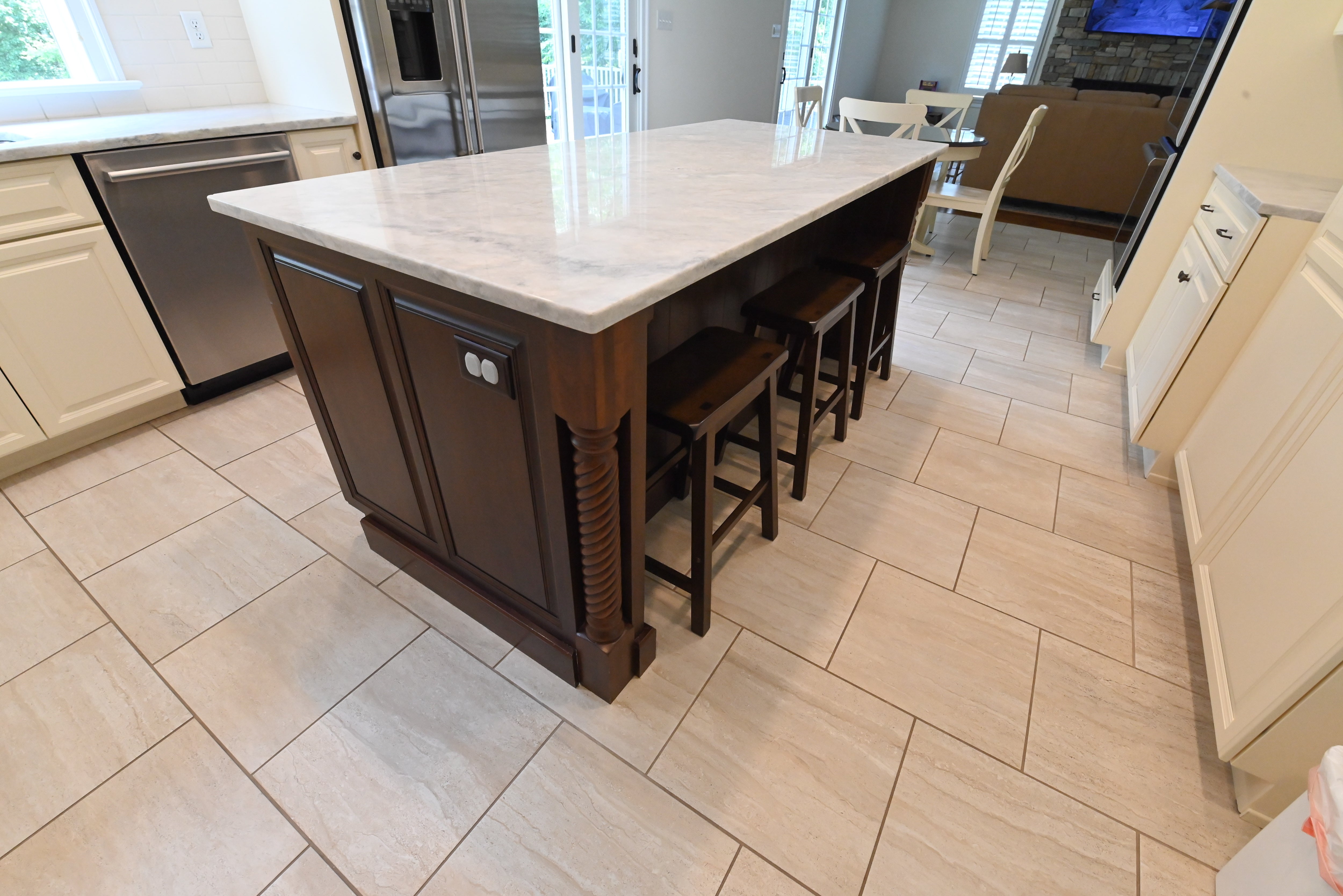 "The Windrush" Traditional Light Cream Kitchen with Island & Appliances