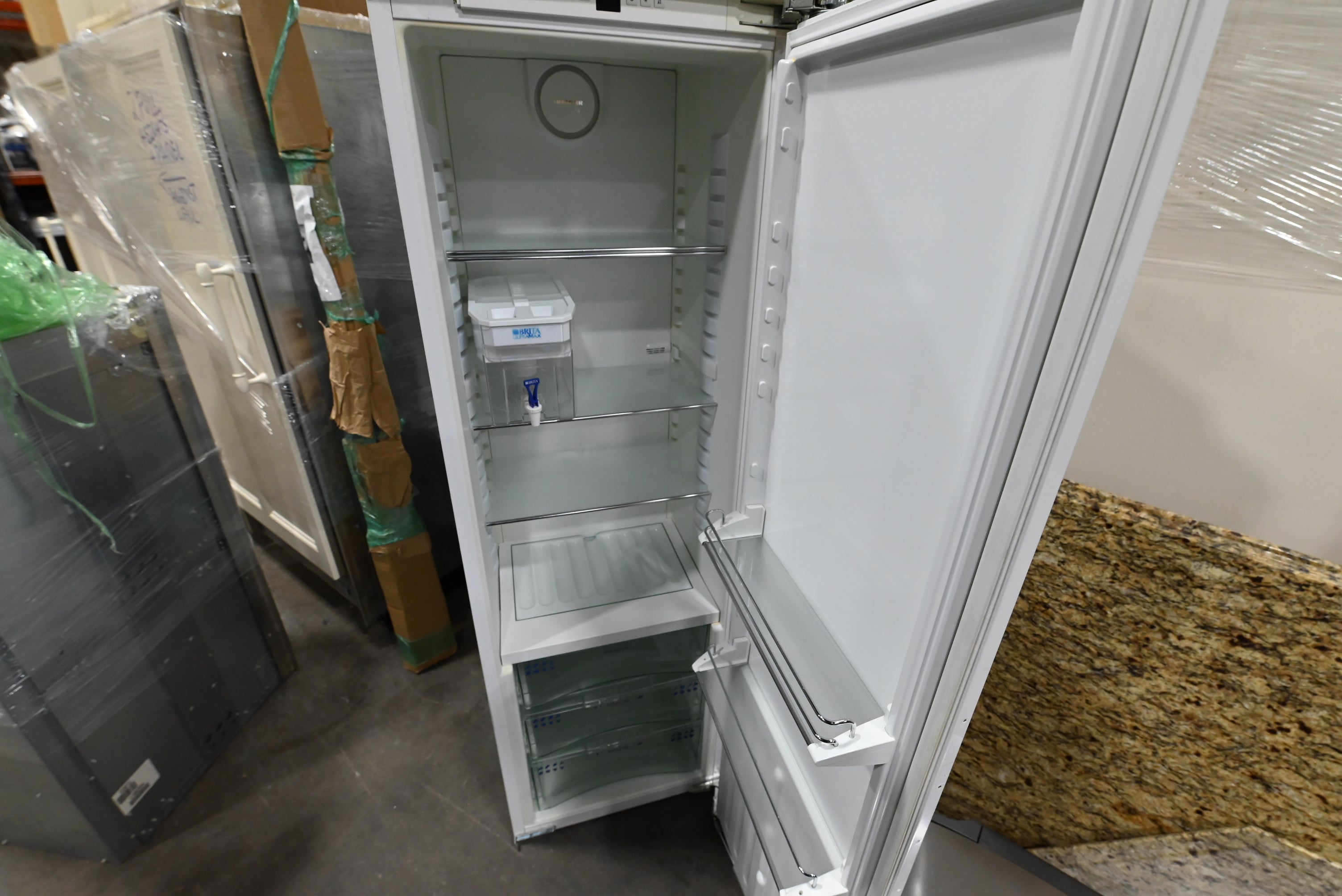 Bulthaup Beauty: White Kitchenette with Appliances