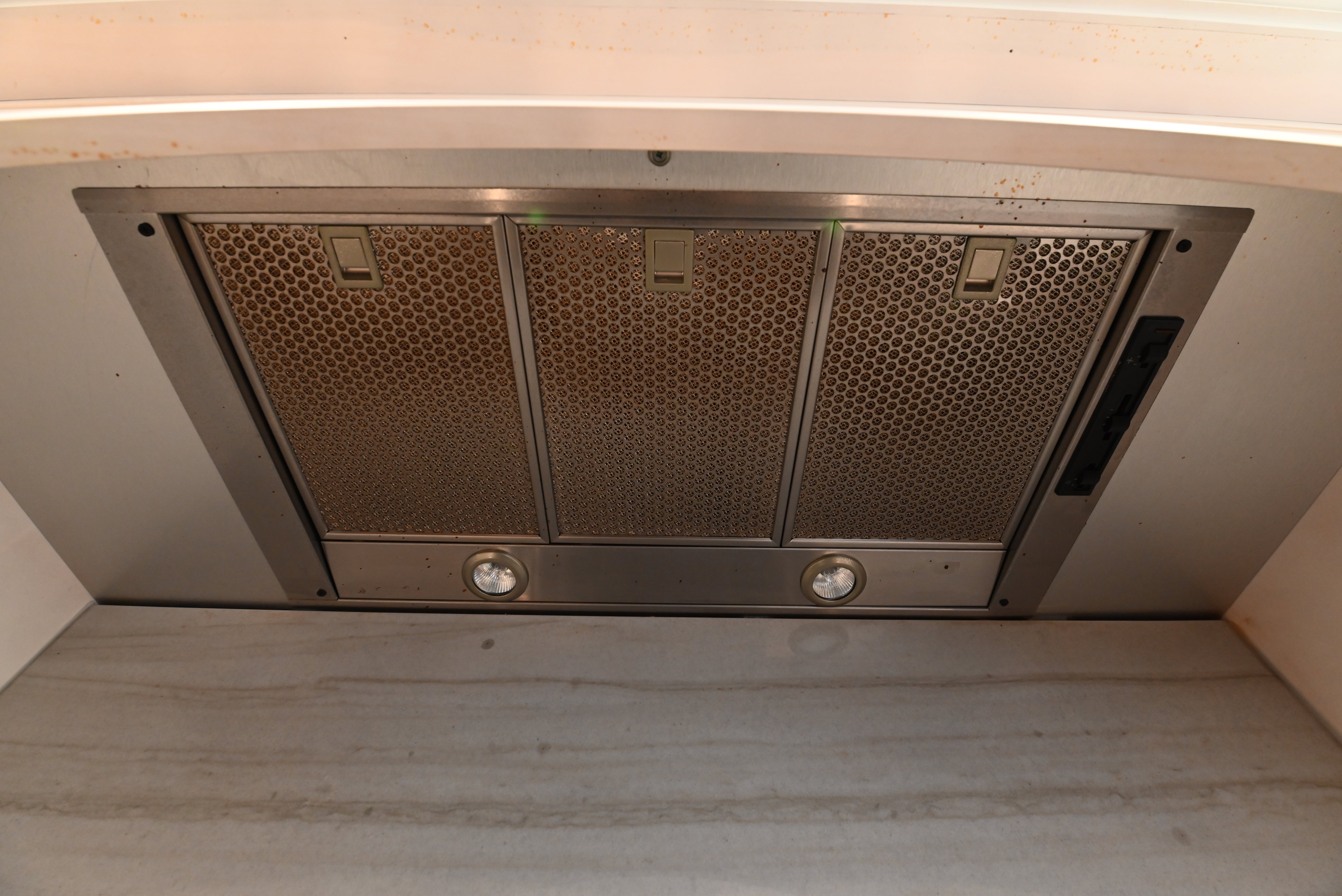 Kountry Kraft Distressed Textured White Traditional Pre-Owned Kitchen