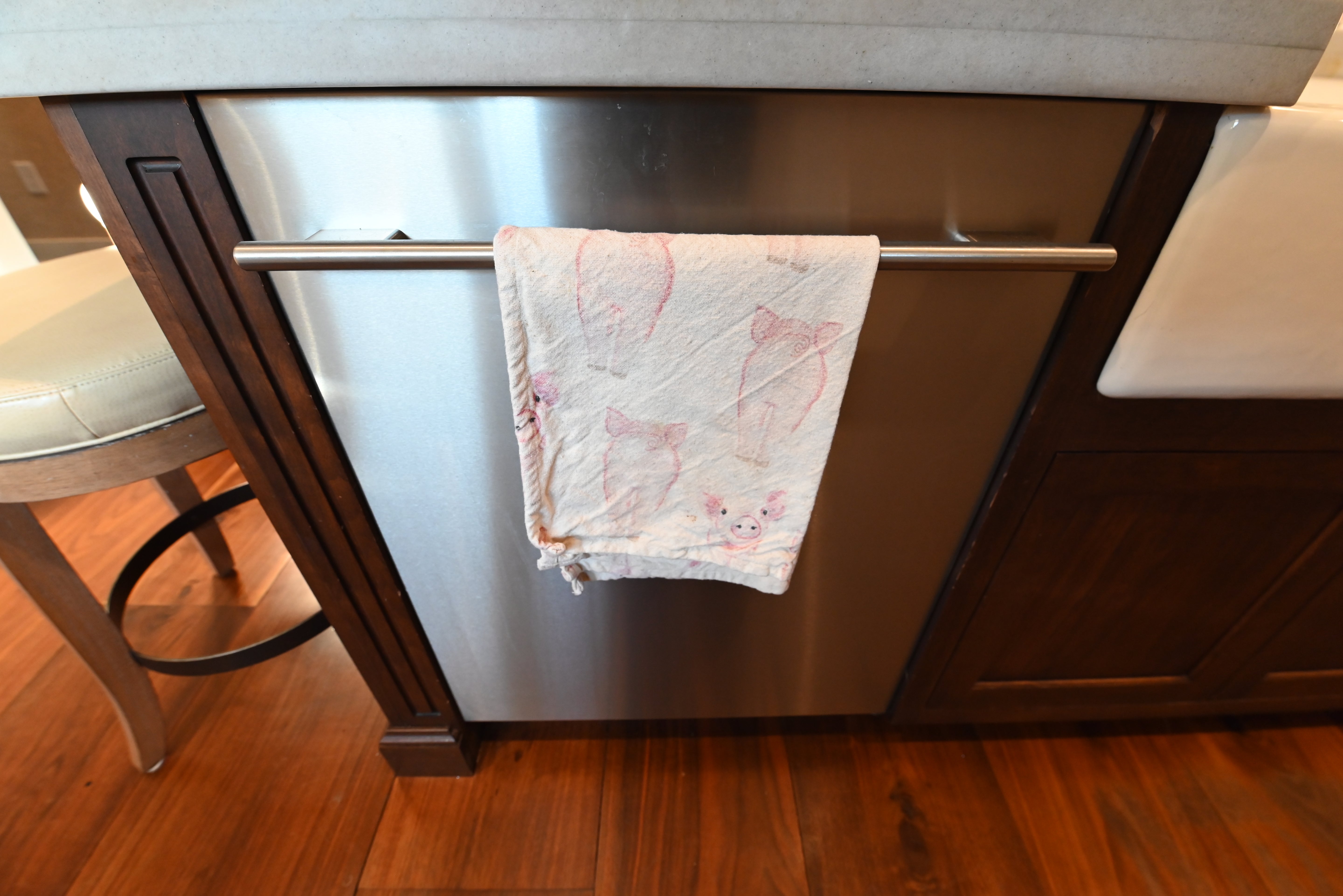 Kountry Kraft Distressed Textured White Traditional Pre-Owned Kitchen