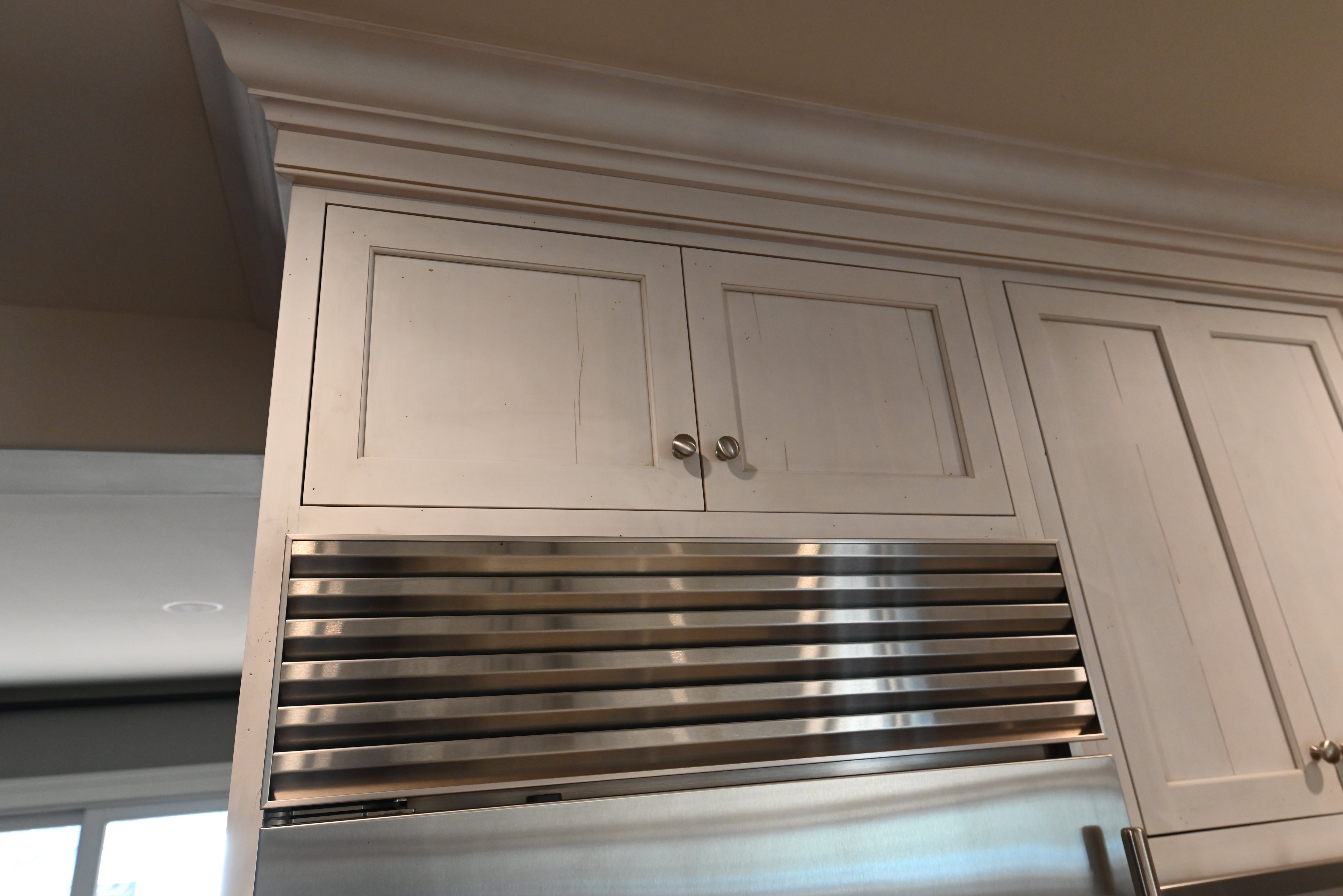 Kountry Kraft Distressed Textured White Traditional Pre-Owned Kitchen