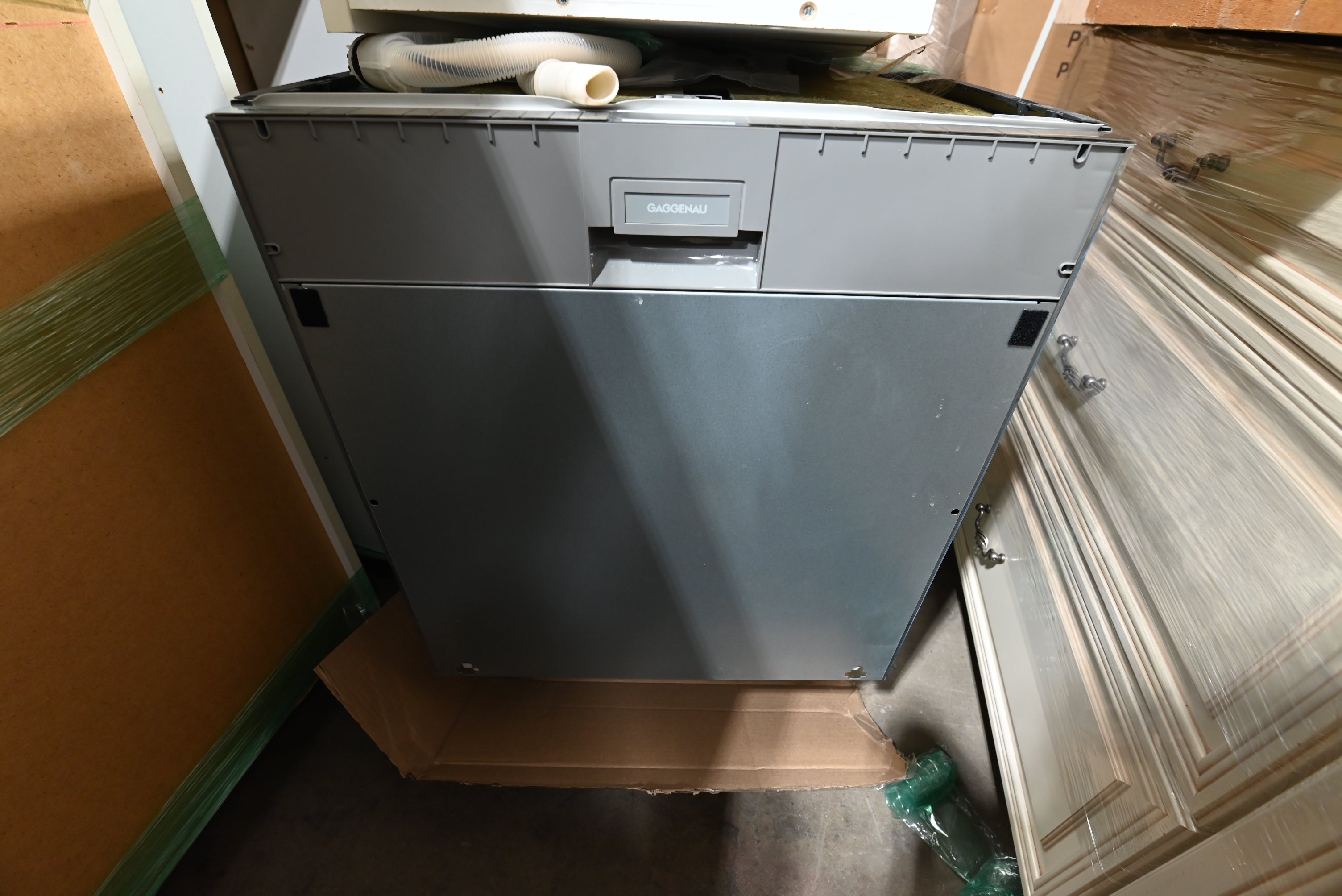 Bulthaup Beauty: White Kitchenette with Appliances