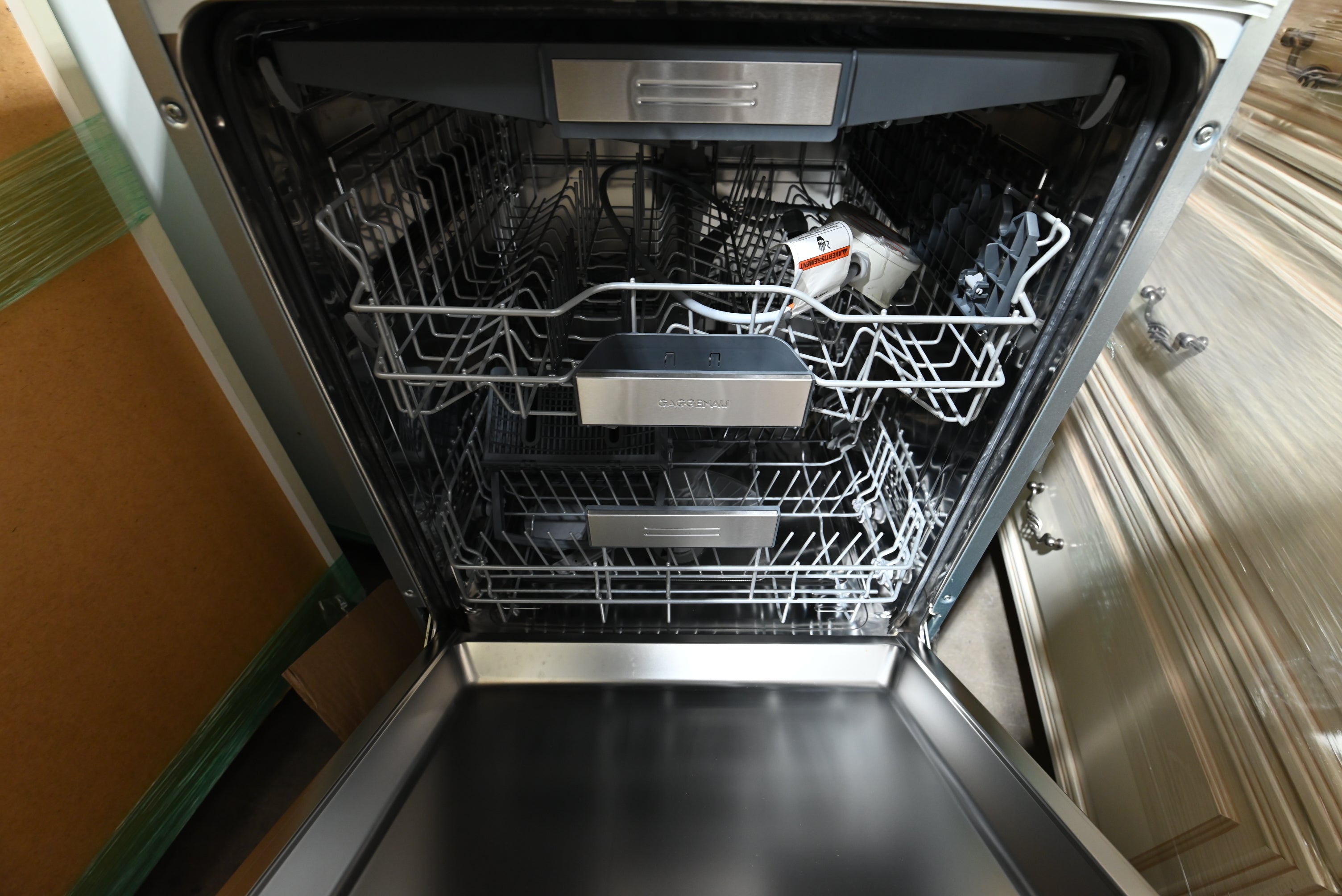 Bulthaup Beauty: White Kitchenette with Appliances