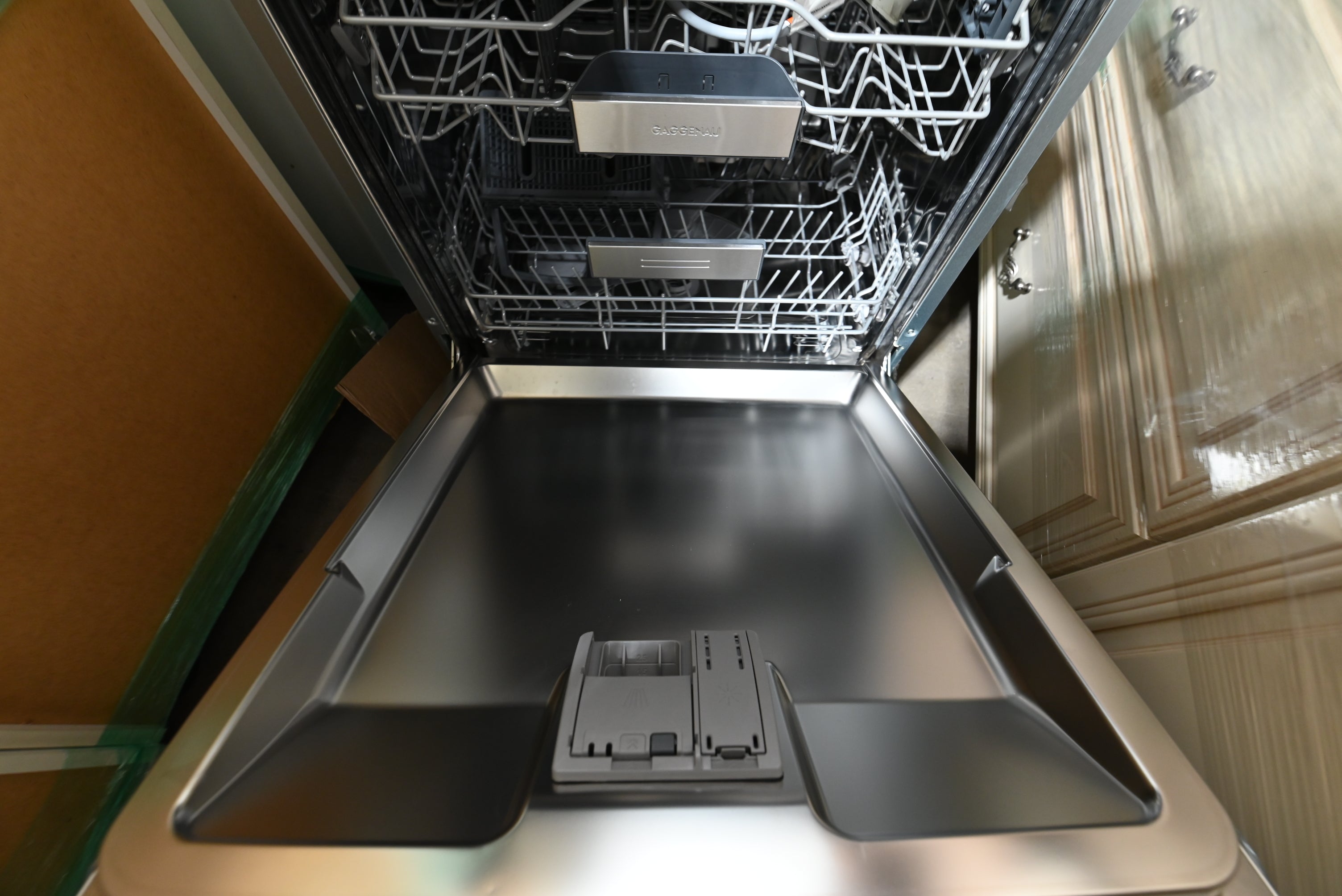 Bulthaup Beauty: White Kitchenette with Appliances