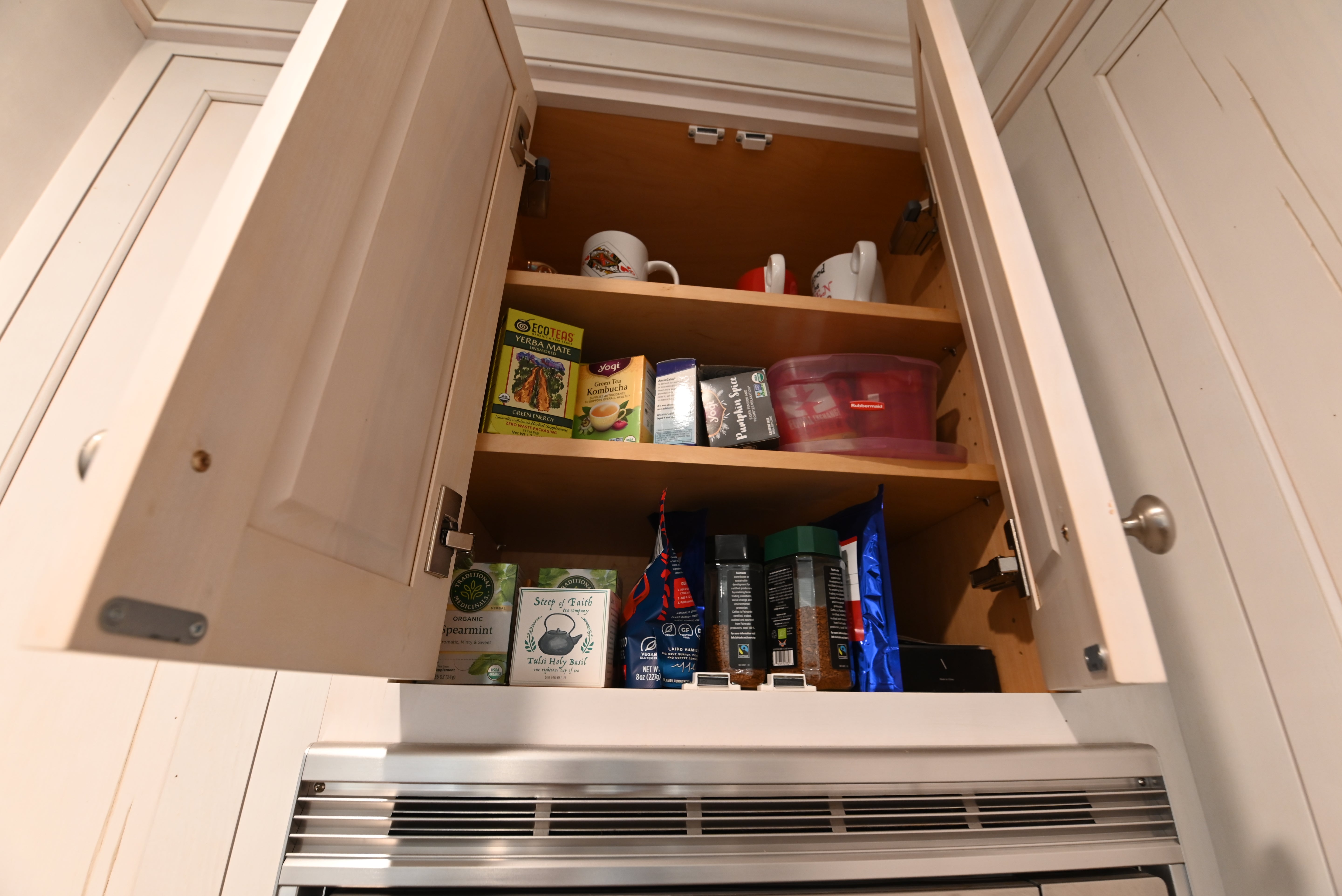 Kountry Kraft Distressed Textured White Traditional Pre-Owned Kitchen