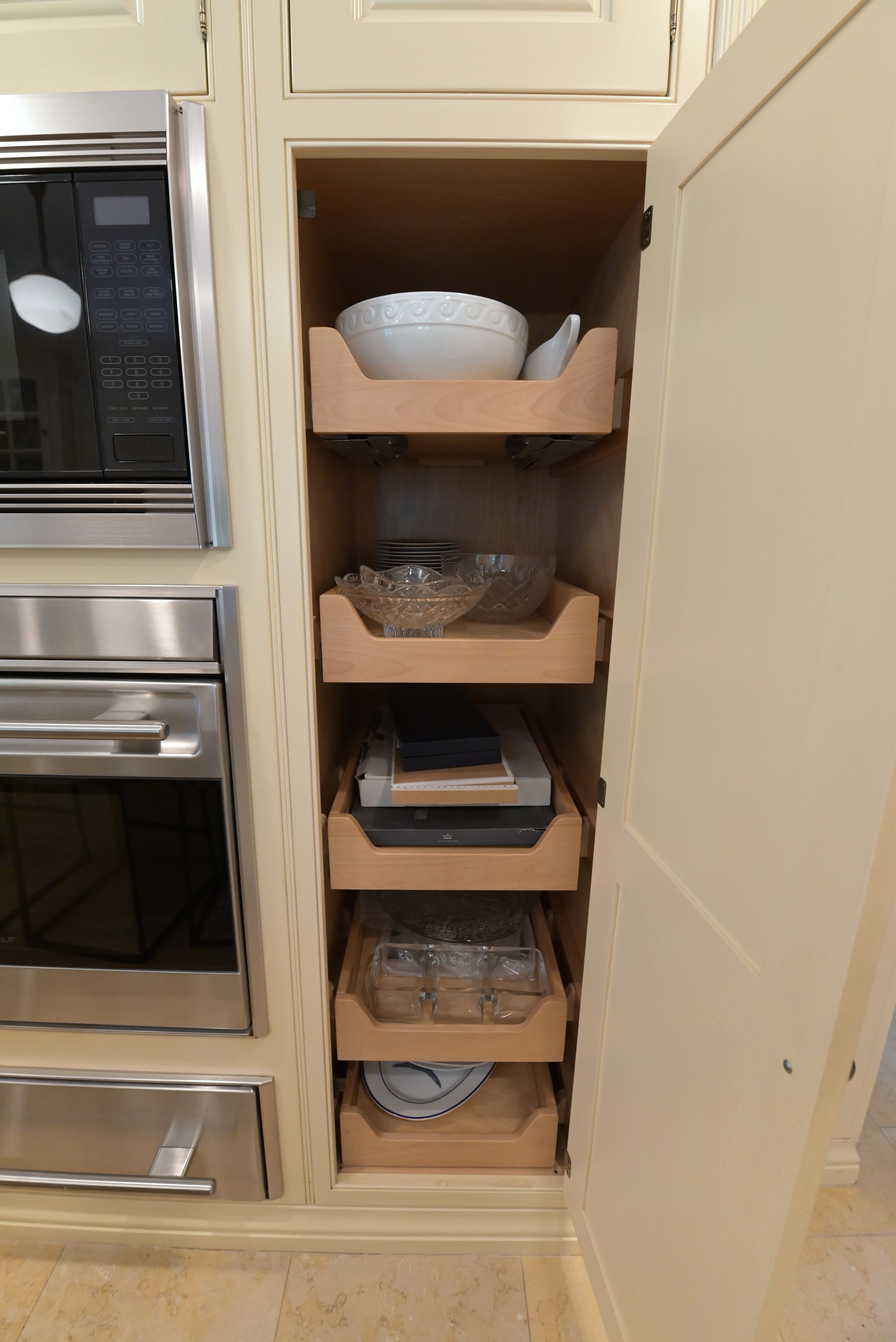 Cuisine André Julien Traditional Mannequin Cream Kitchen with Island