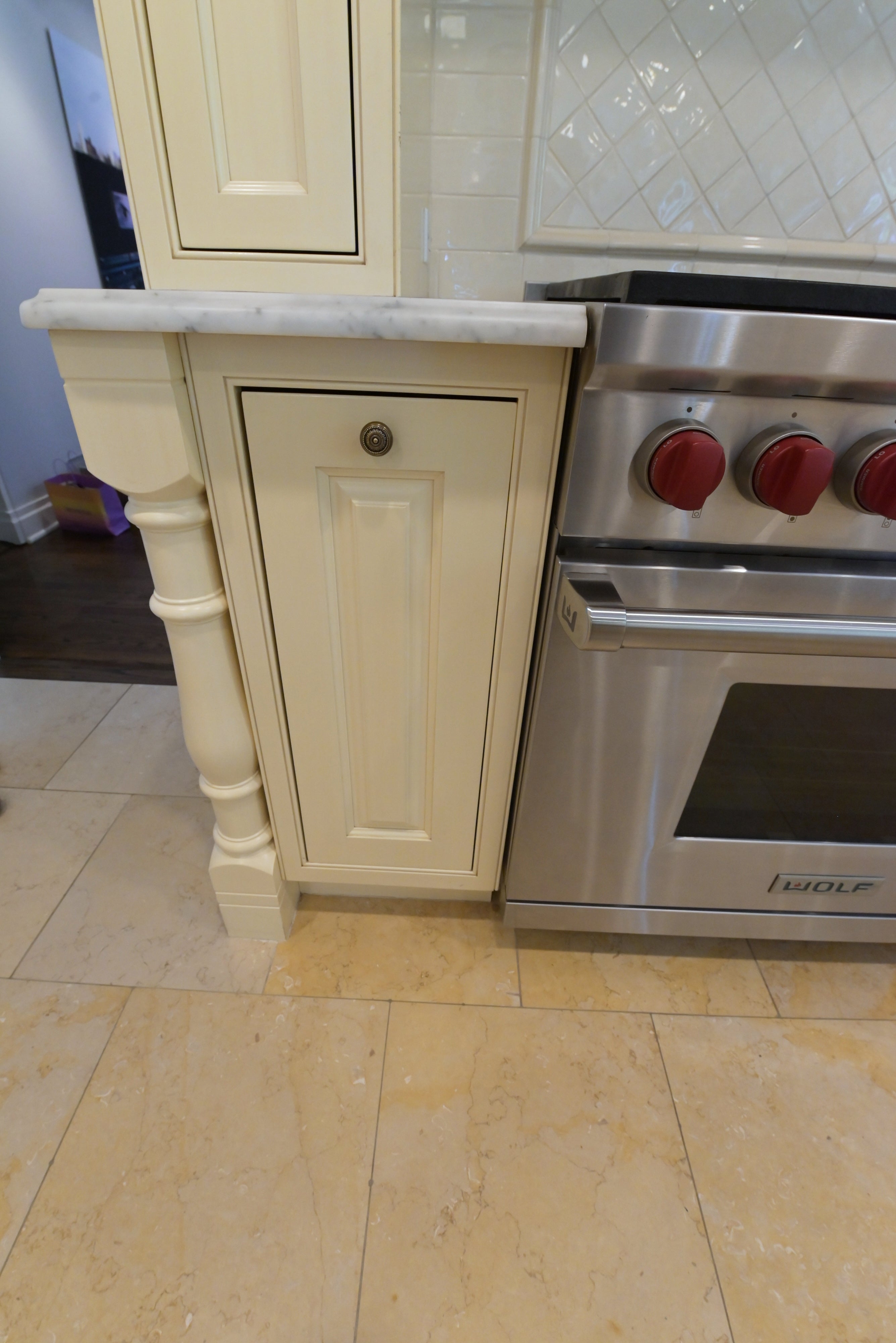 Cuisine André Julien Traditional Mannequin Cream Kitchen with Island