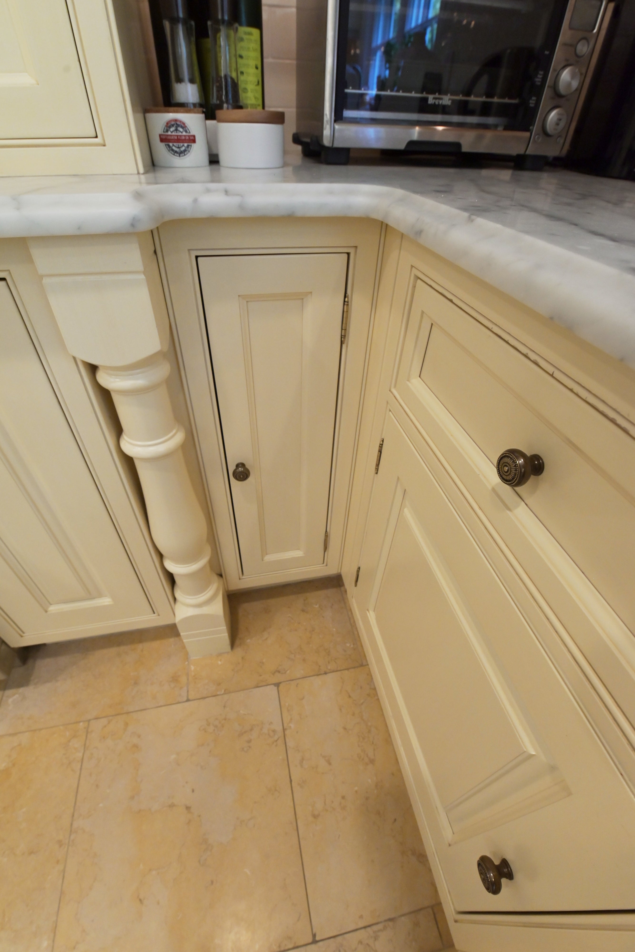 Cuisine André Julien Traditional Mannequin Cream Kitchen with Island