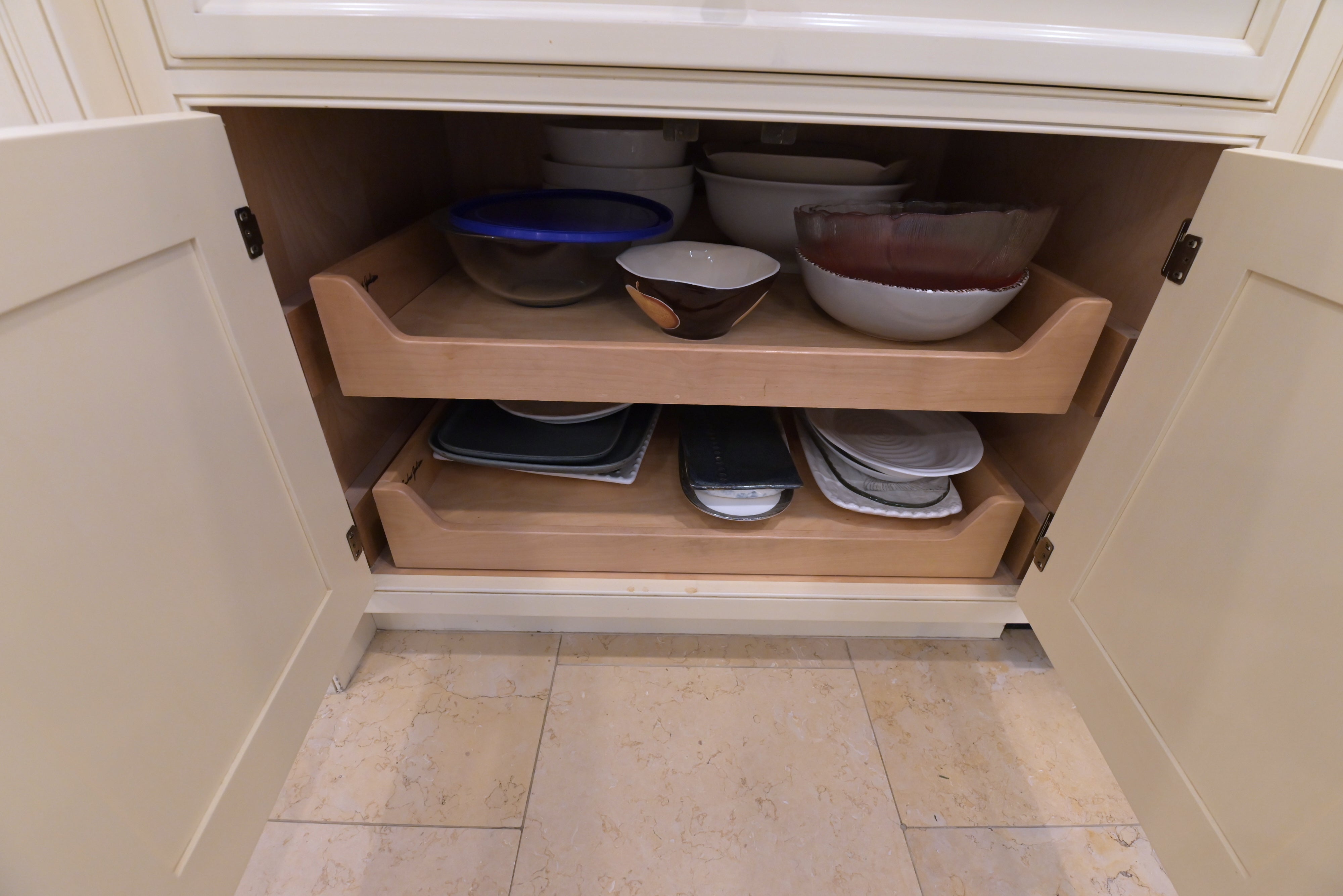 Cuisine André Julien Traditional Mannequin Cream Kitchen with Island