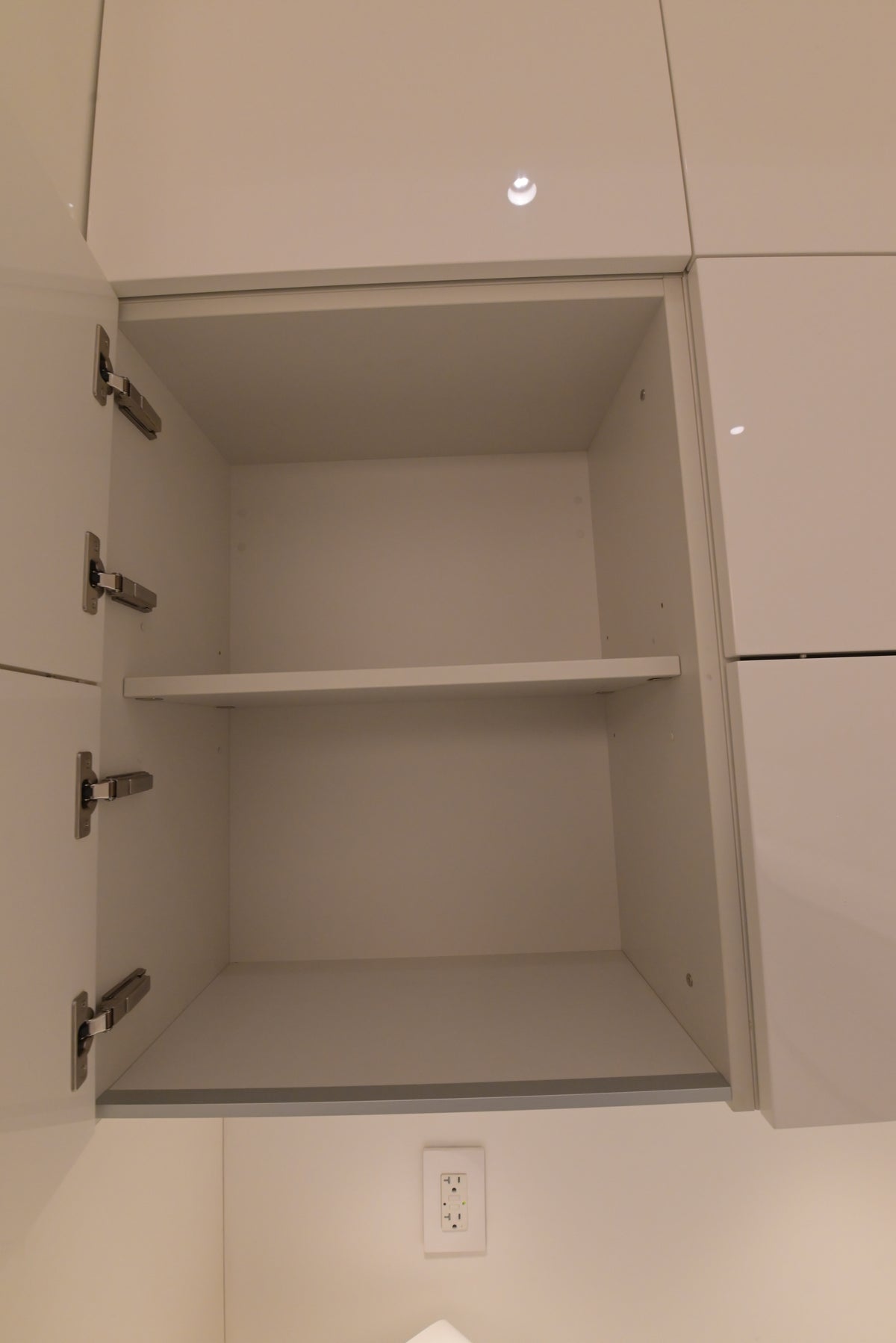 Poliform Modern Glossy White Kitchen with Island & Miele Appliances