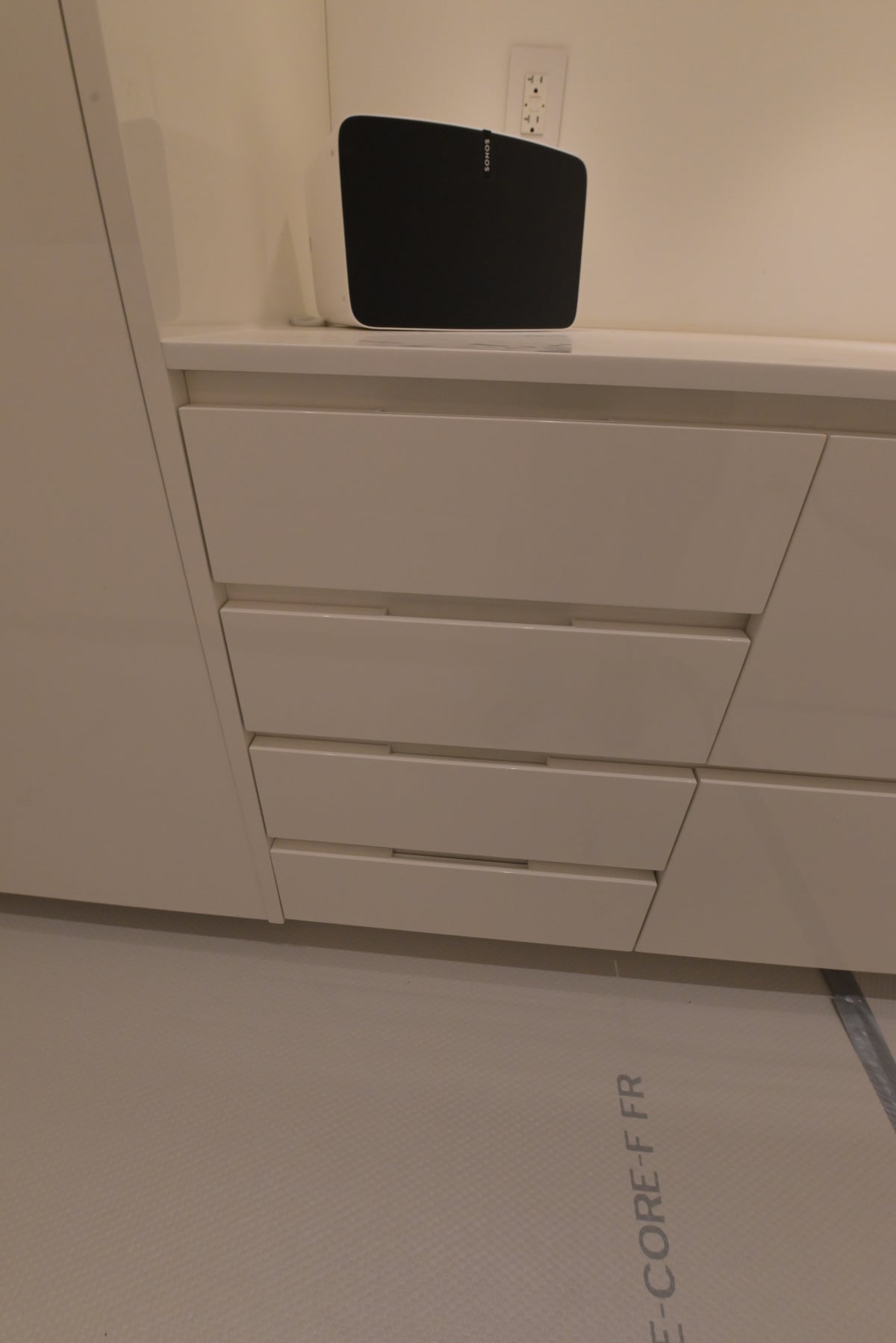 Poliform Modern Glossy White Kitchen with Island & Miele Appliances