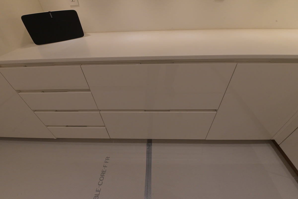 Poliform Modern Glossy White Kitchen with Island & Miele Appliances
