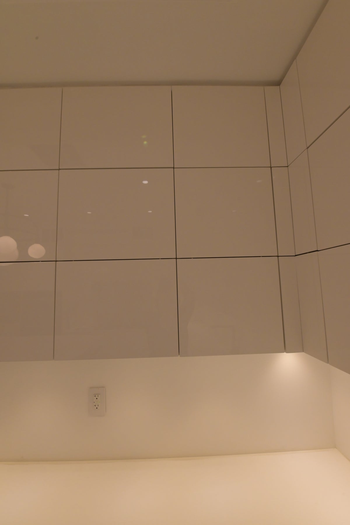 Poliform Modern Glossy White Kitchen with Island & Miele Appliances