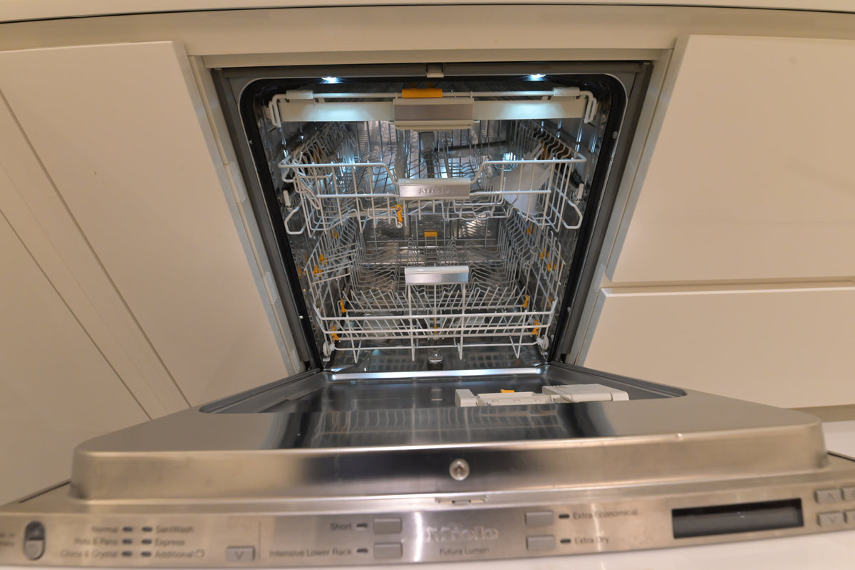 Poliform Modern Glossy White Kitchen with Island & Miele Appliances
