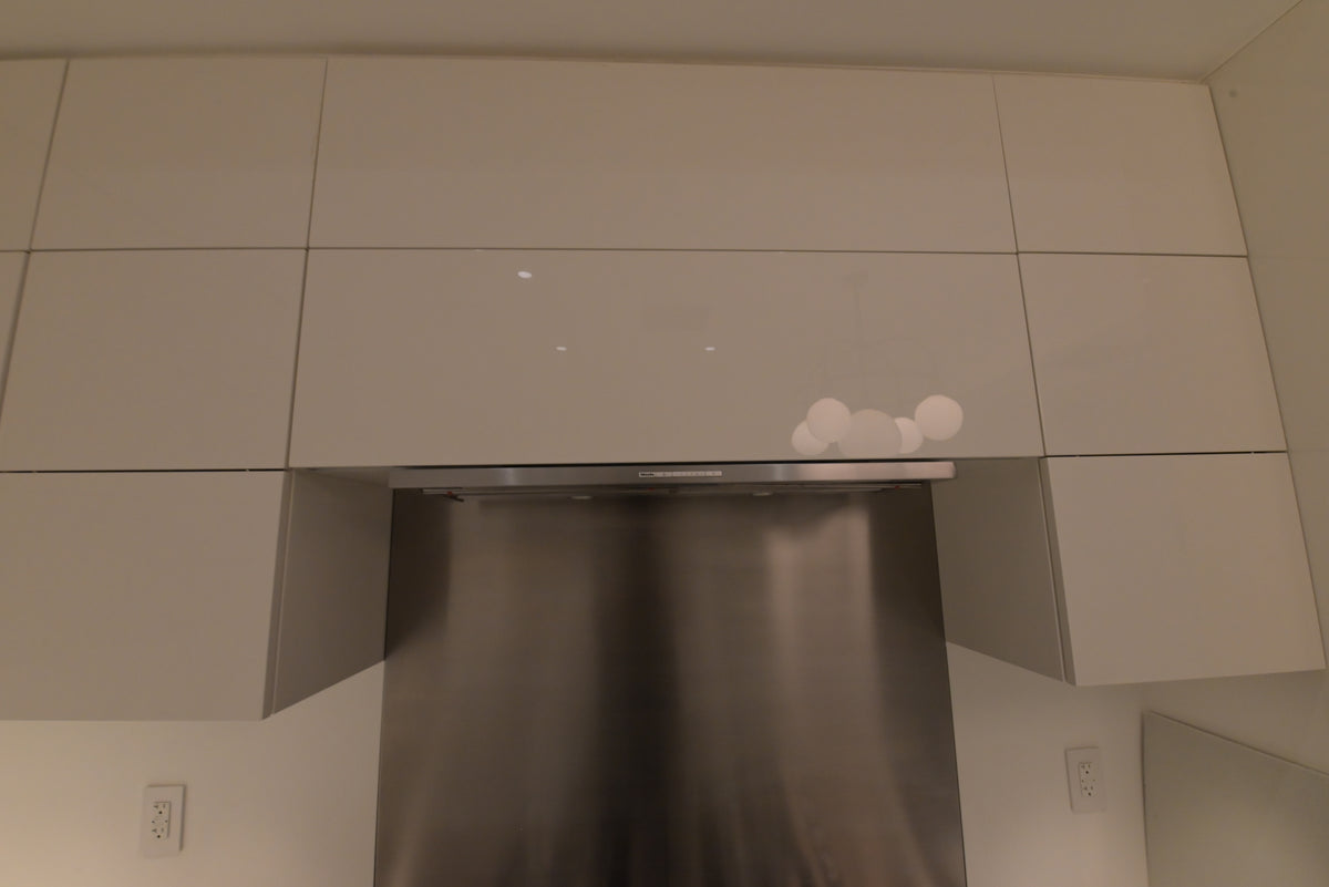 Poliform Modern Glossy White Kitchen with Island & Miele Appliances