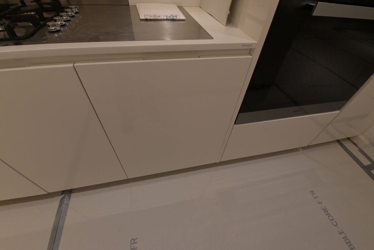 Poliform Modern Glossy White Kitchen with Island & Miele Appliances