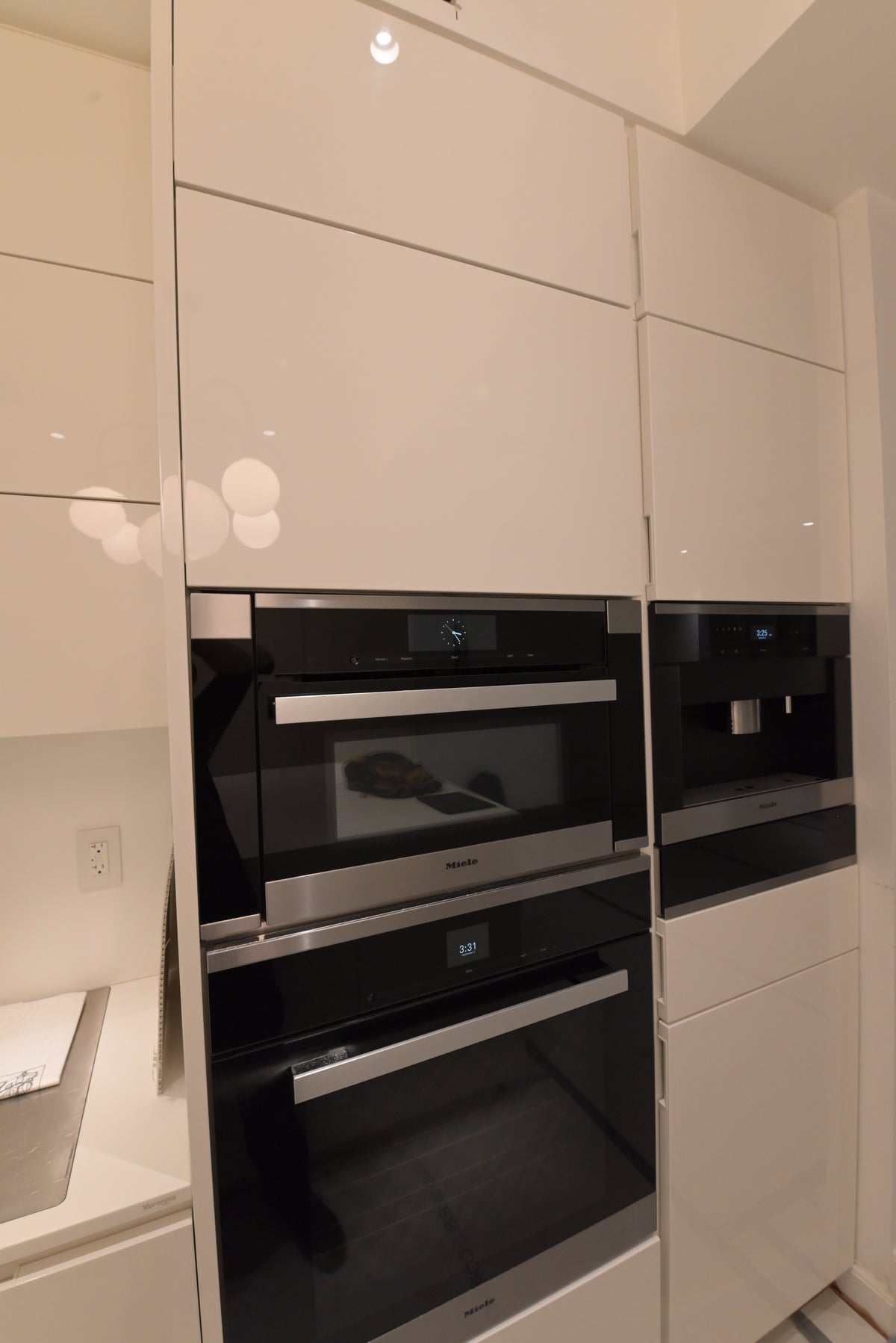 Poliform Modern Glossy White Kitchen with Island & Miele Appliances