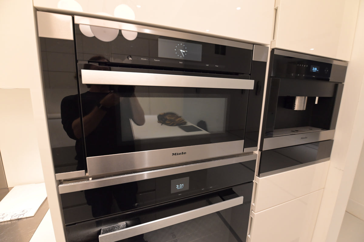 Poliform Modern Glossy White Kitchen with Island & Miele Appliances