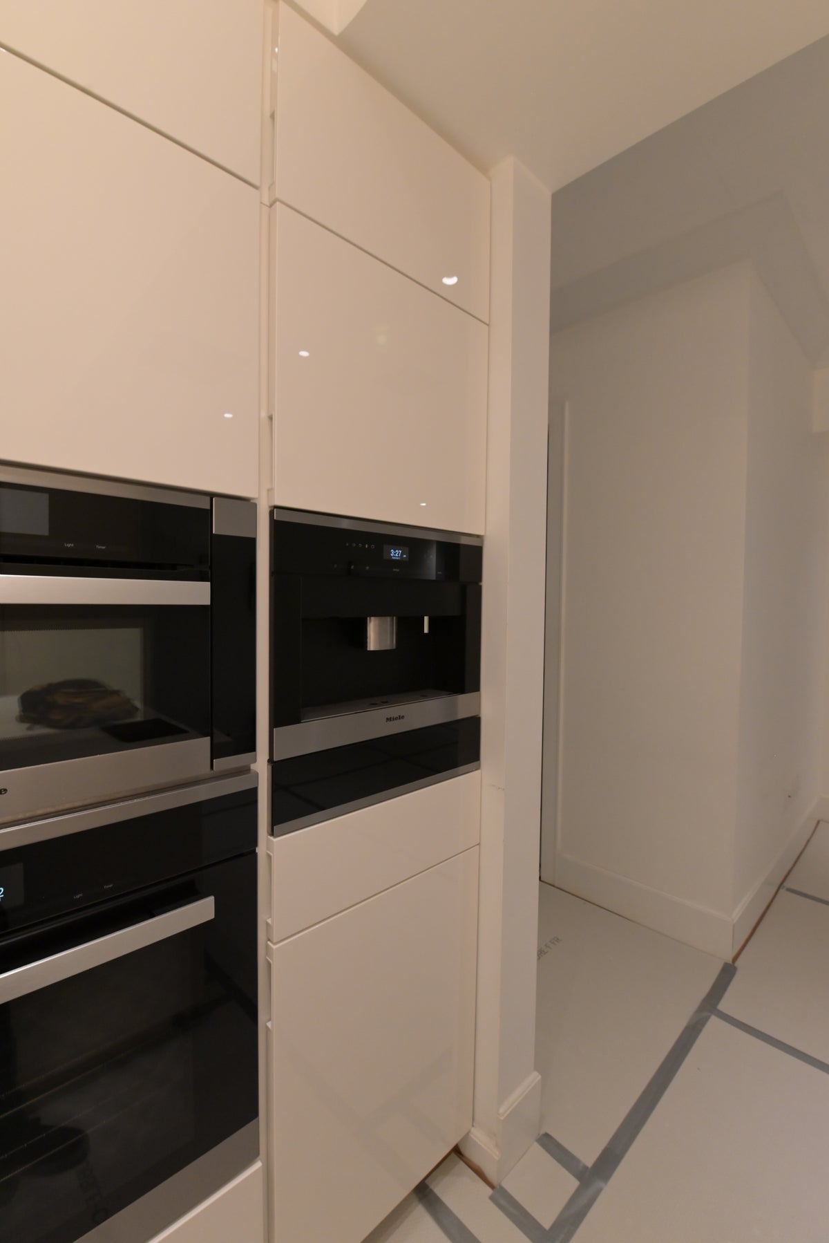 Poliform Modern Glossy White Kitchen with Island & Miele Appliances