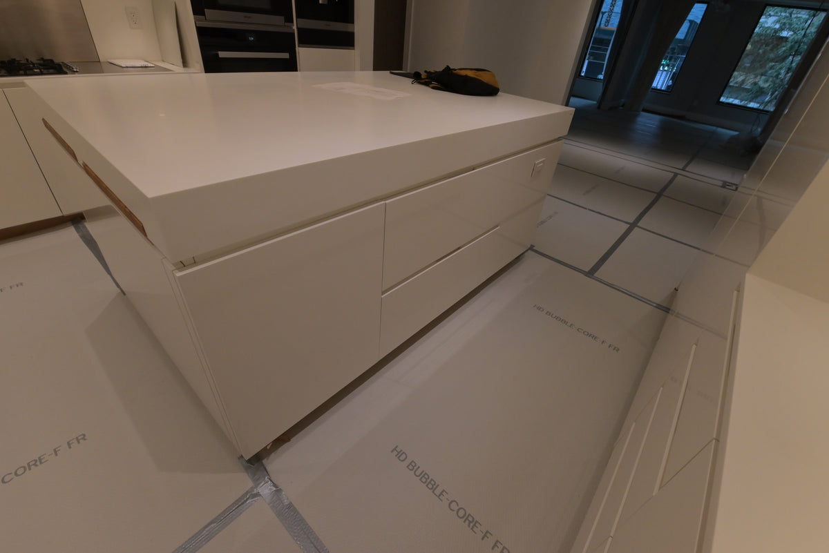 Poliform Modern Glossy White Kitchen with Island & Miele Appliances