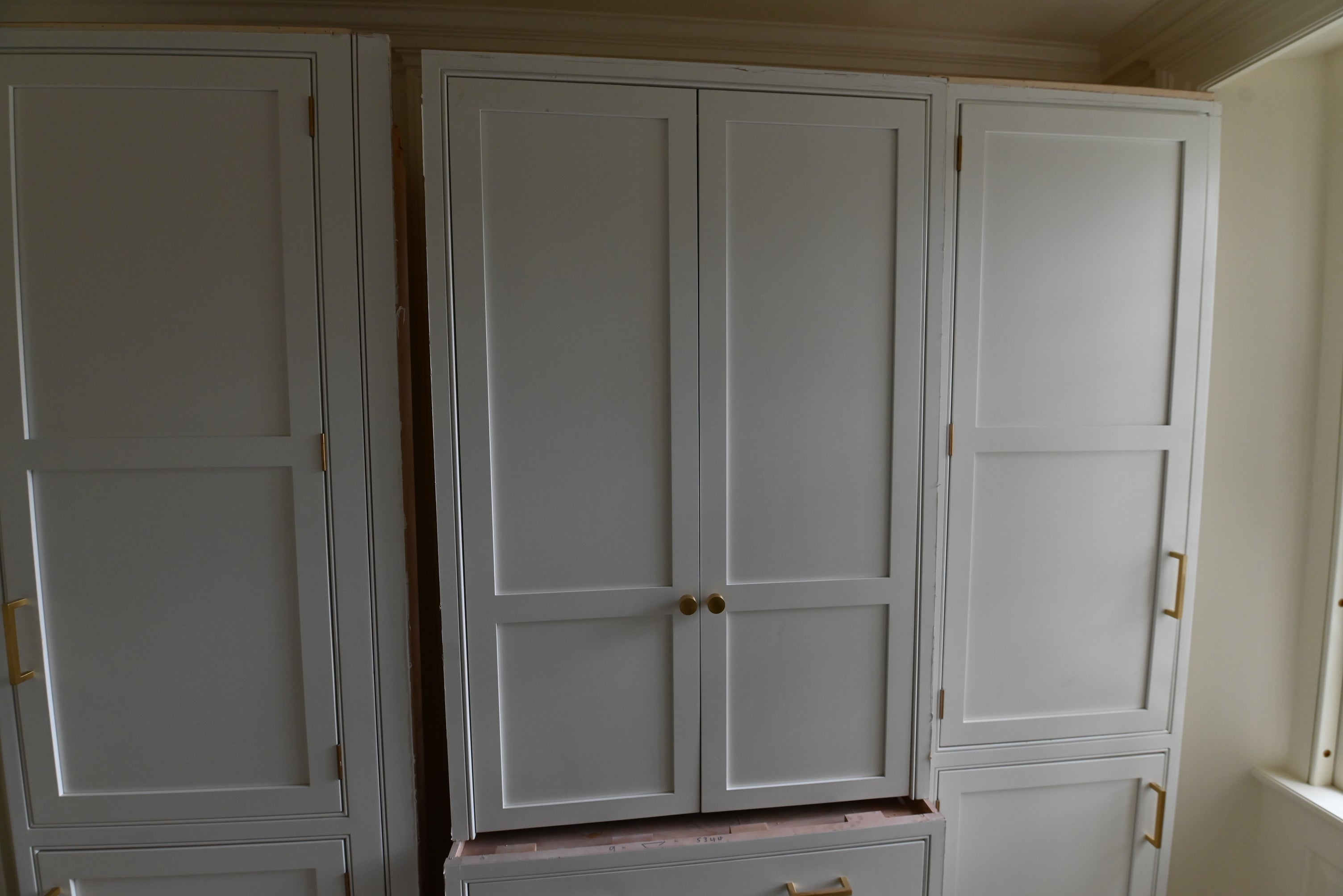 Prevo Transitional White Complete Kitchen Cabinets with Brown Wooden Island