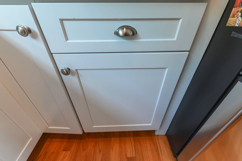 Cozy Charm: Traditional White Kitchen with Island & Appliance Package