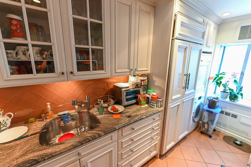 Wood-Mode Traditional Light Cream Pre-Owned Kitchen with Granite Countertops