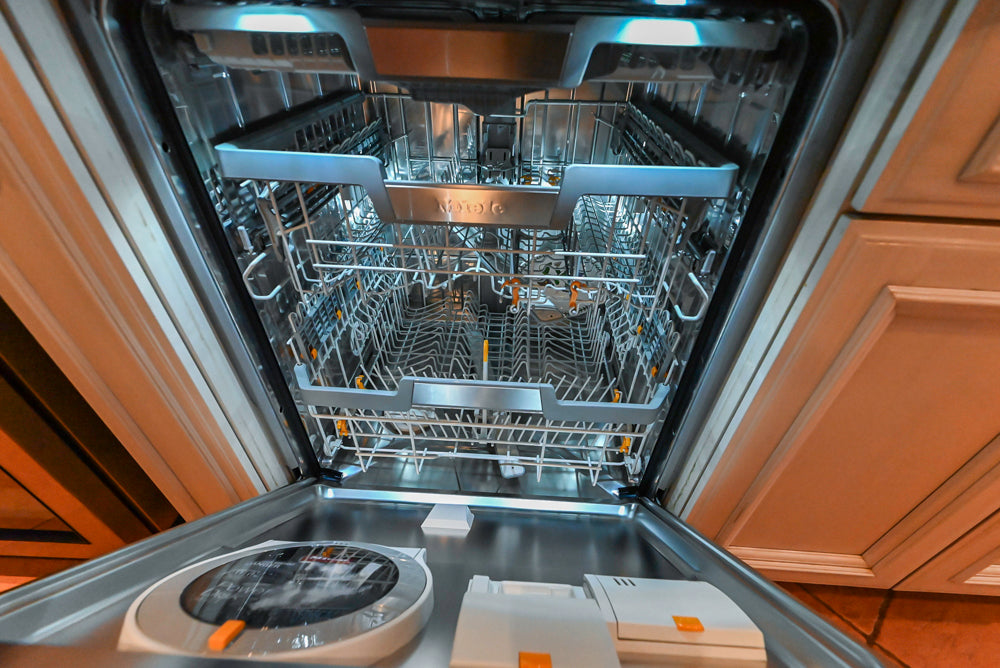 Wood-Mode Traditional Light Cream Pre-Owned Kitchen with Granite Countertops