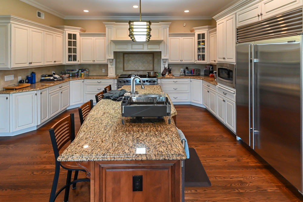 Oh My Omega Traditional White Pre-Owned Kitchen with Island, Desk Area and Appliances