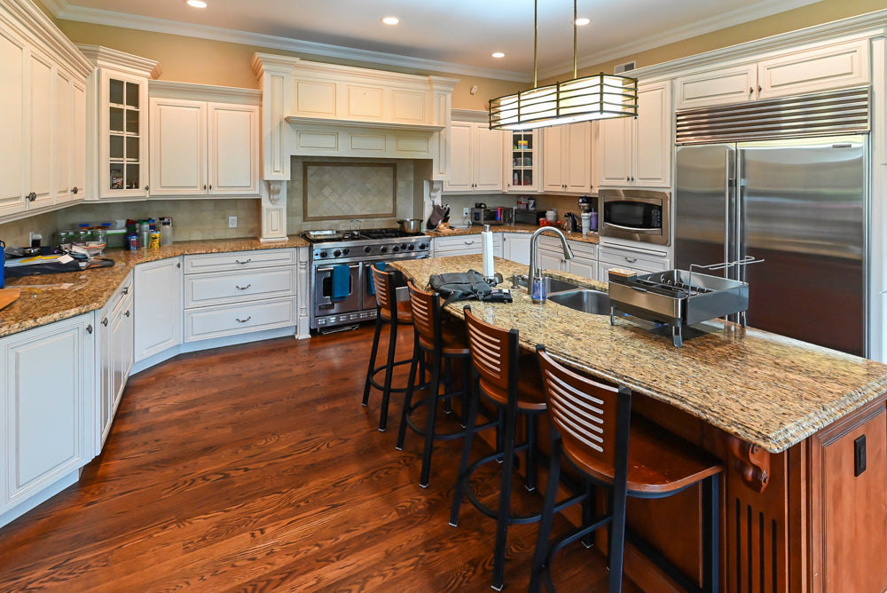 Oh My Omega Traditional White Pre-Owned Kitchen with Island, Desk Area and Appliances