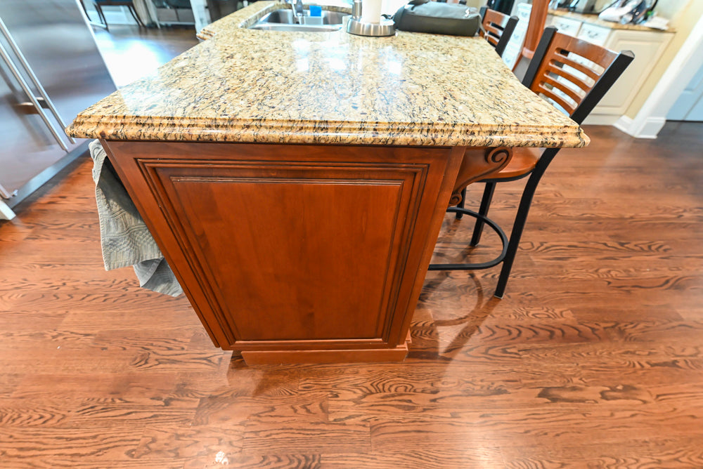 Oh My Omega Traditional White Pre-Owned Kitchen with Island, Desk Area and Appliances