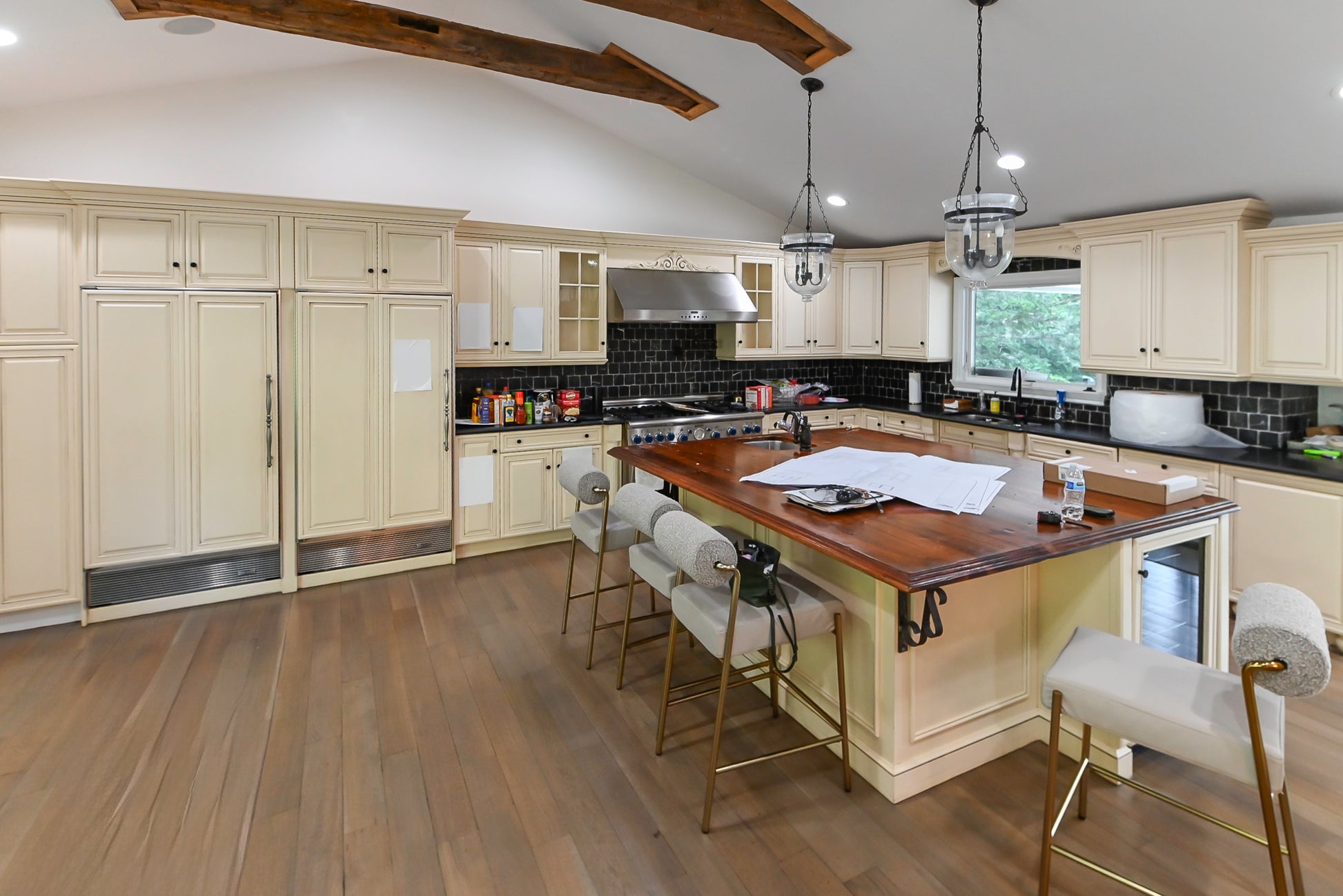 Brookhaven Traditional Cream Pre-Owned Kitchen with Island, Granite Countertops and Appliances