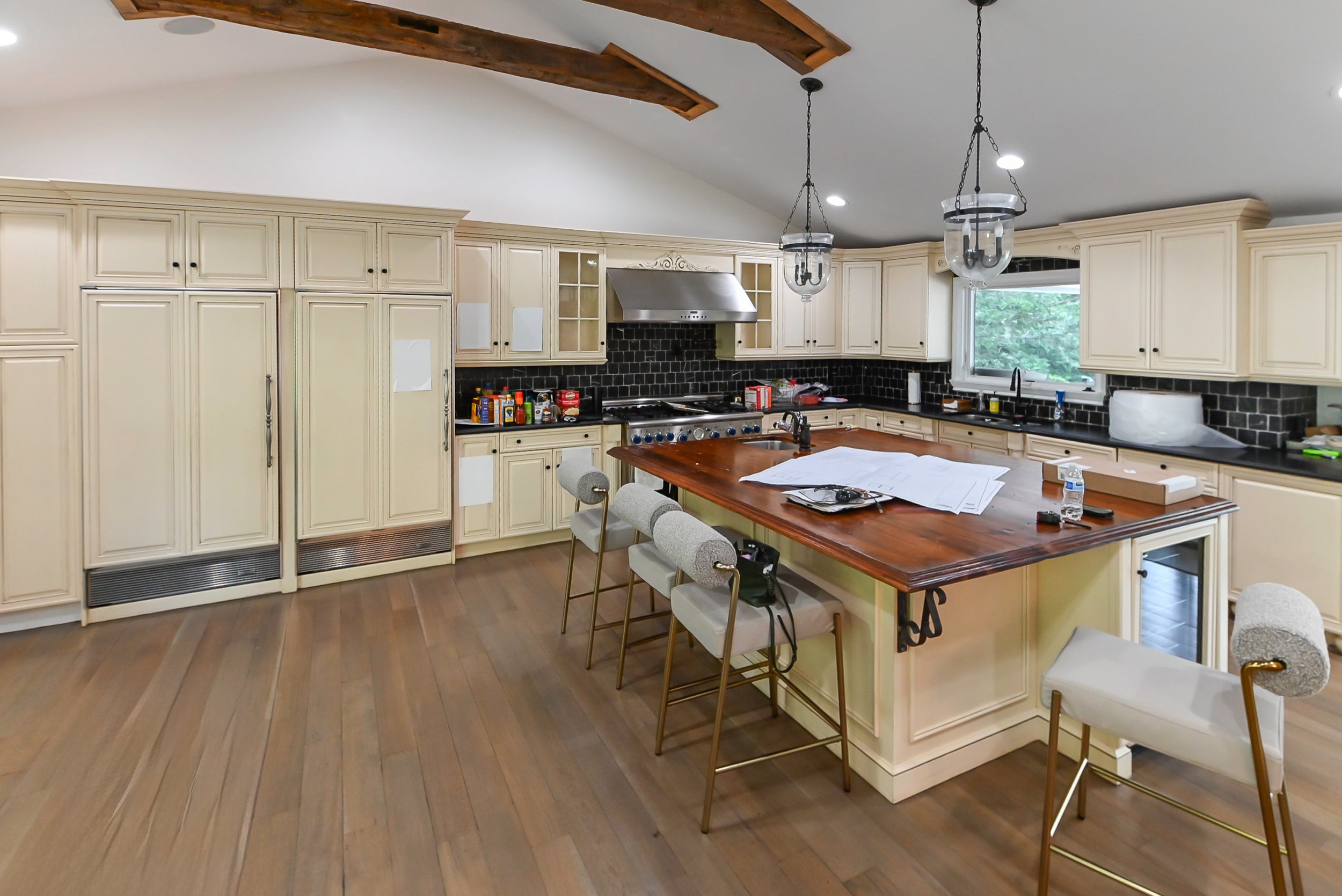 Brookhaven Traditional Cream Pre-Owned Kitchen with Island, Granite Countertops and Appliances