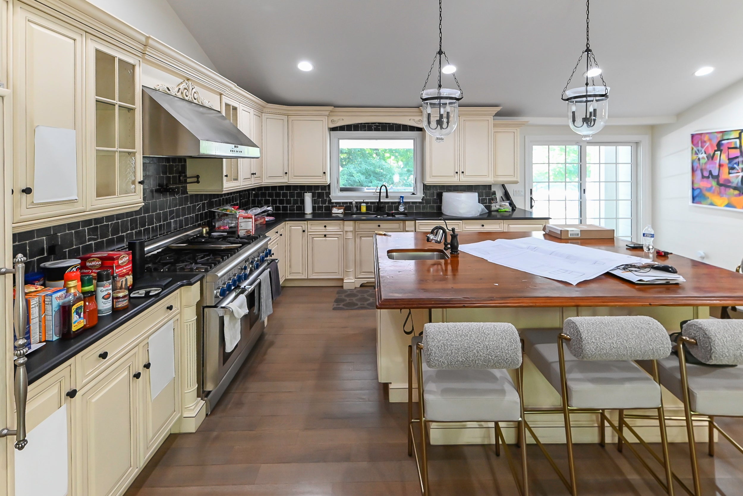 Brookhaven Traditional Cream Pre-Owned Kitchen with Island, Granite Countertops and Appliances