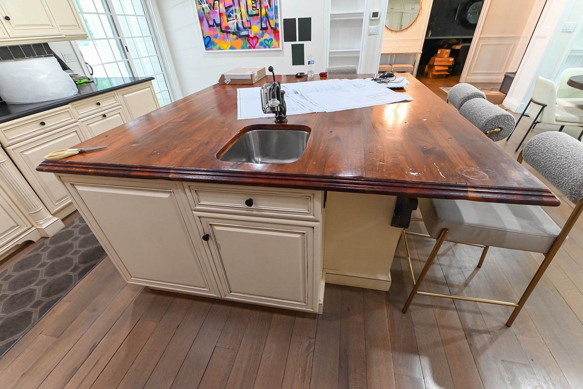 Brookhaven Traditional Cream Pre-Owned Kitchen with Island, Granite Countertops and Appliances