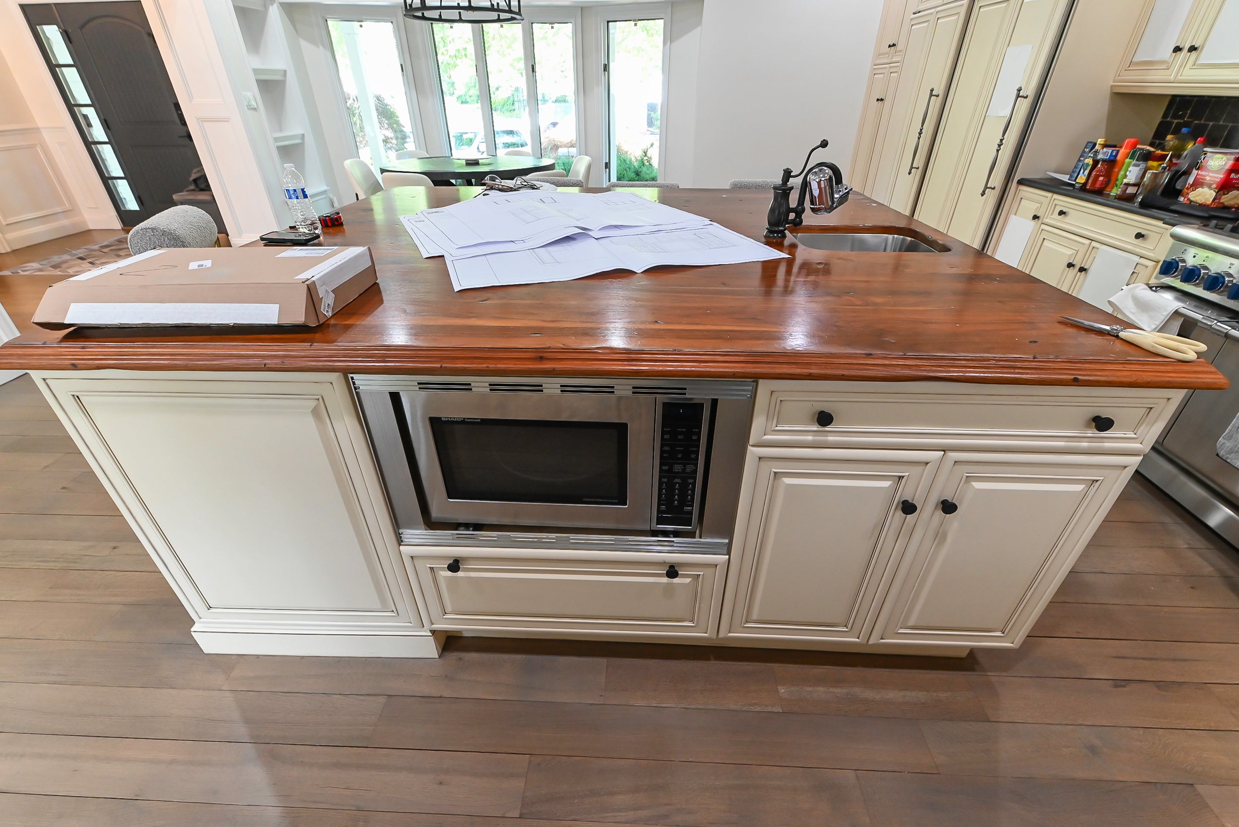 Brookhaven Traditional Cream Pre-Owned Kitchen with Island, Granite Countertops and Appliances