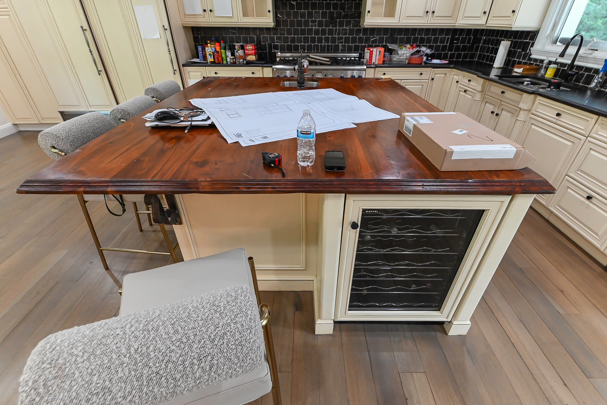 Brookhaven Traditional Cream Pre-Owned Kitchen with Island, Granite Countertops and Appliances