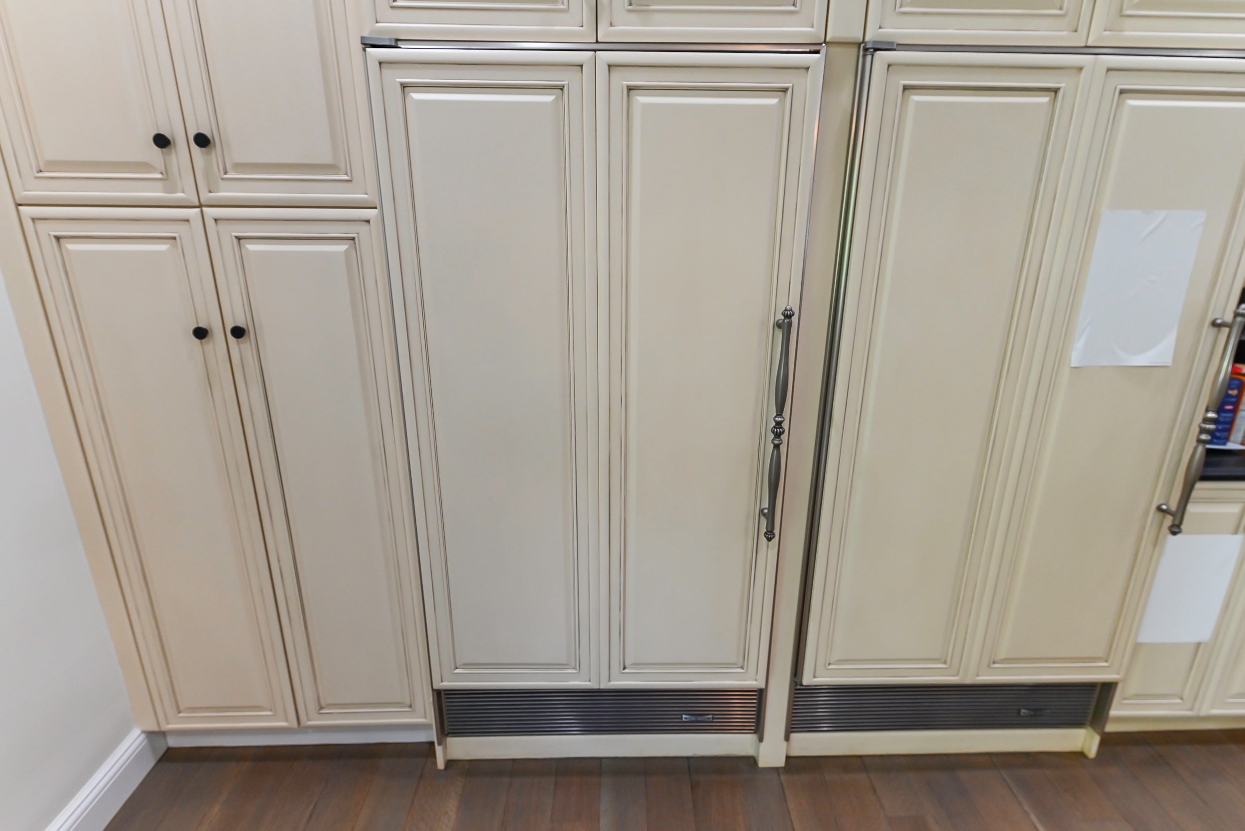 Brookhaven Beauty: Traditional Cream Kitchen with Island & Appliances