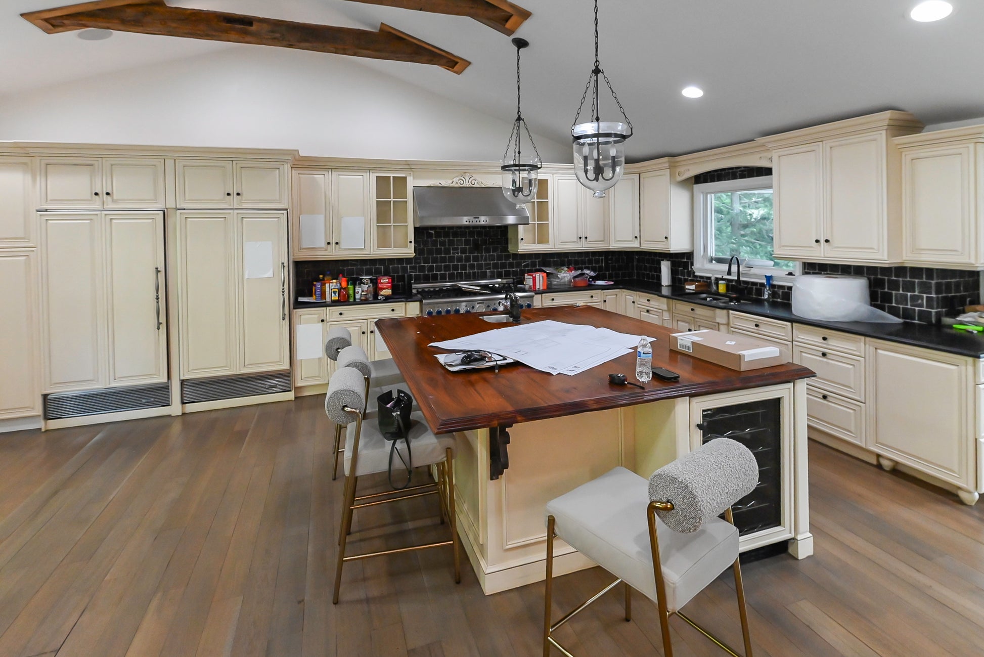 Brookhaven Traditional Cream Pre-Owned Kitchen with Island, Granite Countertops and Appliances