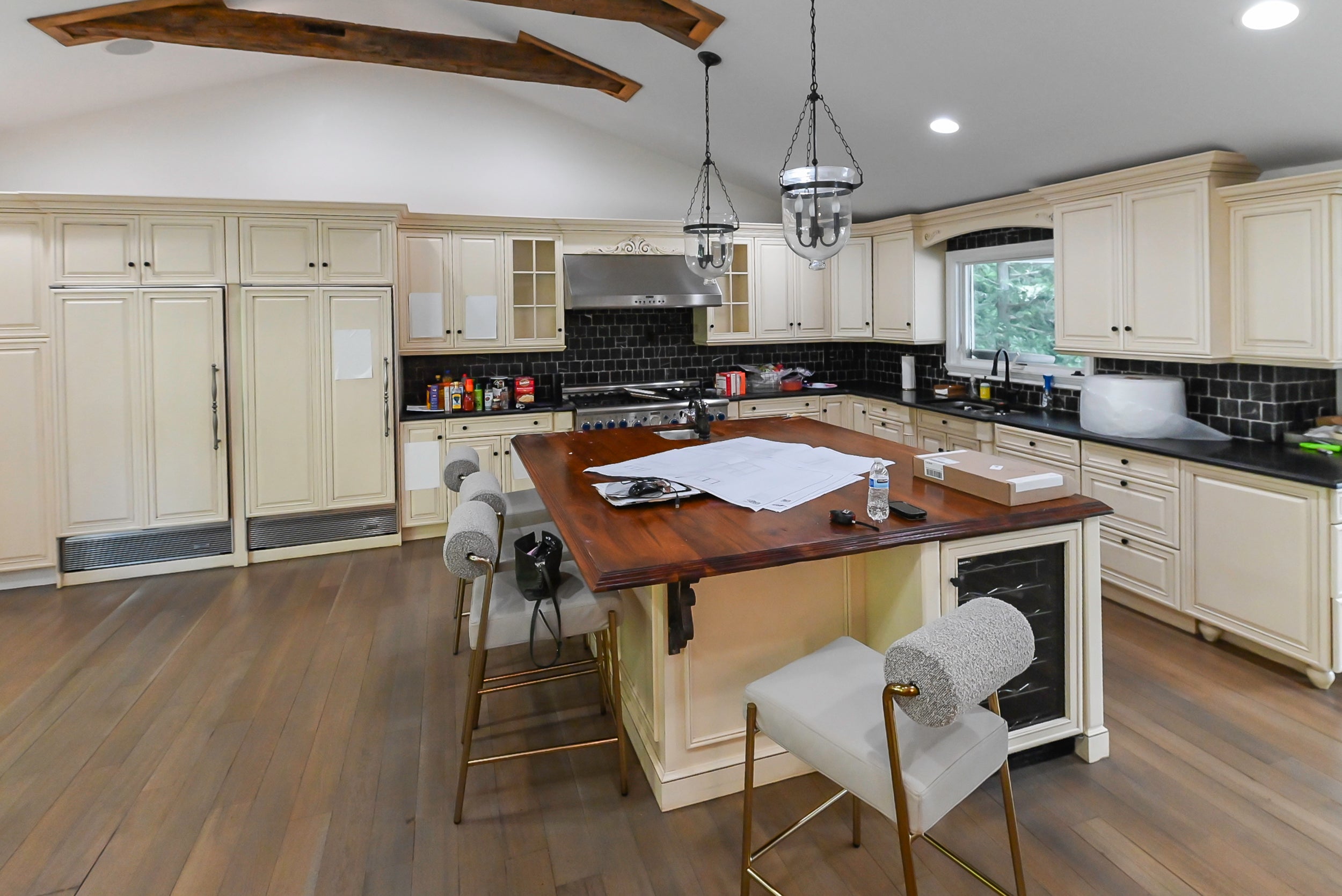 Brookhaven Traditional Cream Pre-Owned Kitchen with Island, Granite Countertops and Appliances