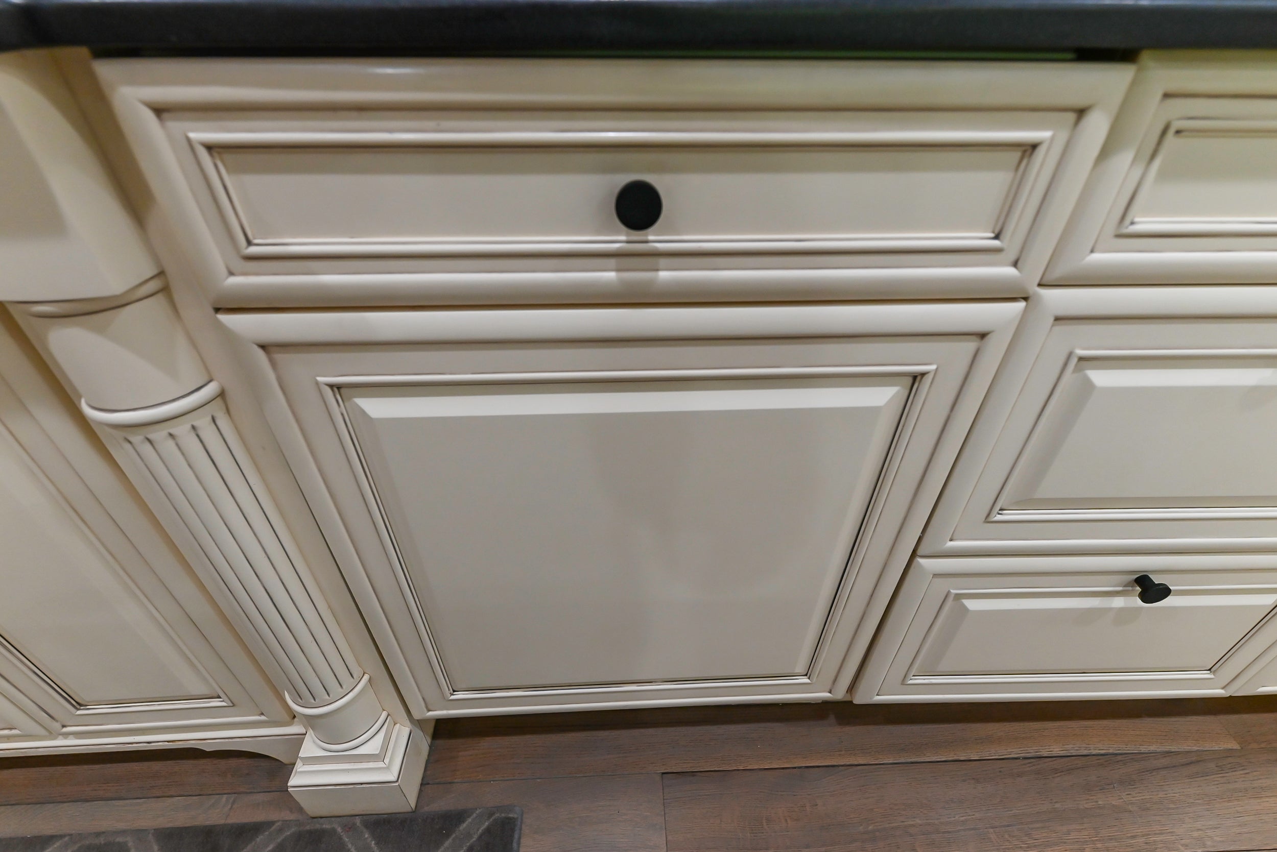 Brookhaven Beauty: Traditional Cream Kitchen with Island & Appliances